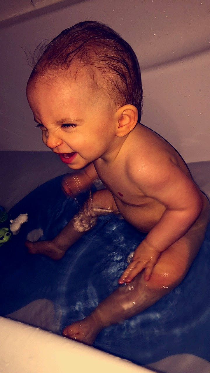 Kélya a rejoint le concours — aidez-le/la à gagner de superbes lots ! arm, baby, baby_bathing, bathing, bathtub, cheek, child, chin, ear, face, hand, head, lip, mouth, muscle, neck, nose, person, skin, smile