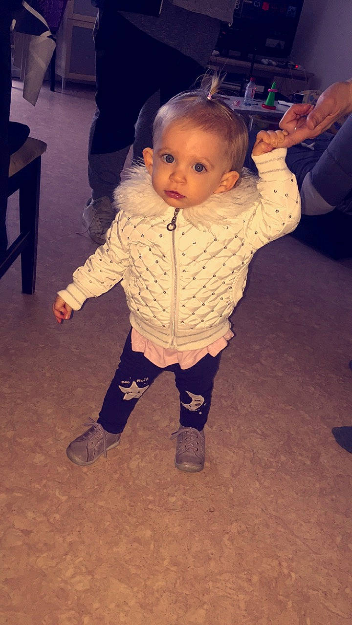 Kélya participe au concours pour gagner de l'argent avec cette photo : baby, cheek, child, head, outerwear, person, shoe, skin, standing, toddler