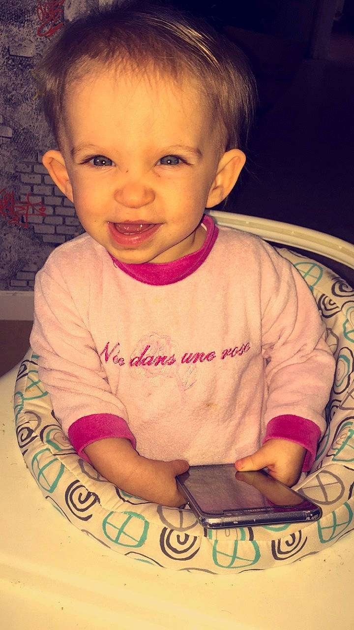 Kélya participe au concours pour gagner de l'argent avec cette photo : baby, cheek, child, chin, head, lip, nose, person, play, sitting, skin, smile, toddler, tummy_time