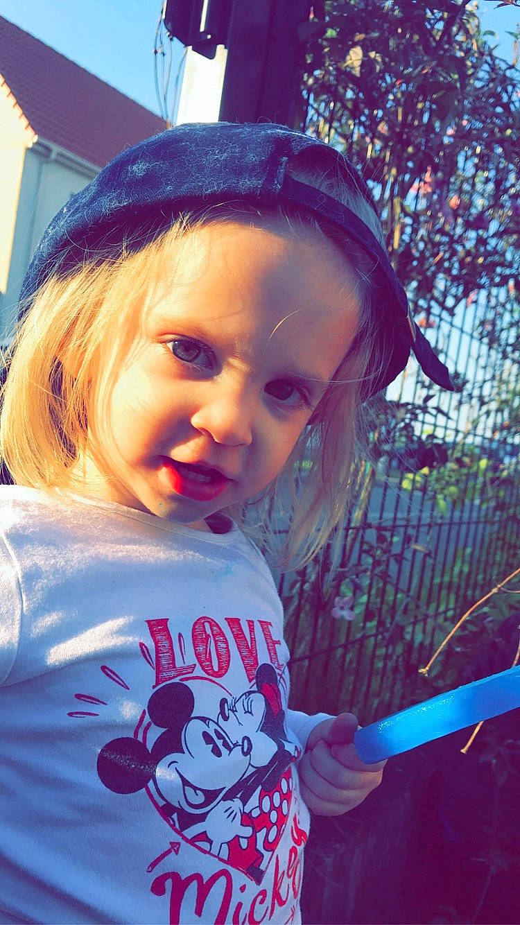 Kélya a rejoint le concours — aidez-le/la à gagner de superbes lots ! child, cool, eye, face, facial_expression, fun, hair, happy, head, lip, nose, person, photography, pink, plant, skin, smile, summer, t_shirt, toddler