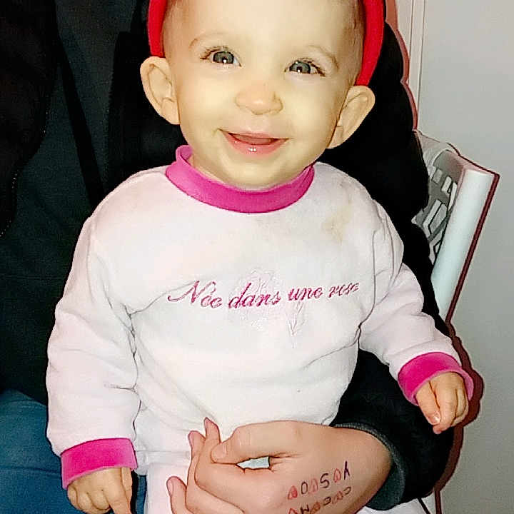 Kélya a rejoint le concours — aidez-le/la à gagner de superbes lots ! arm, baby_products, child, costume, day, ear, fun, girl, hair_accessory, happiness, infant, joy, person, pink, product, skin, smile, textile, toddler, white