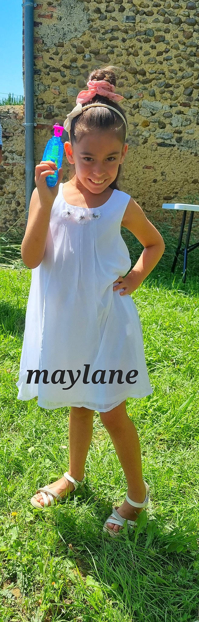 Maylane a rejoint le concours — aidez-le/la à gagner de superbes lots ! day_dress, electric_blue, fashion_accessory, fun, grass, grassland, happy, human_leg, joy, knee, pattern, people_in_nature, person, shoulder, sleeve, smile, summer, t_shirt, thigh, toddler