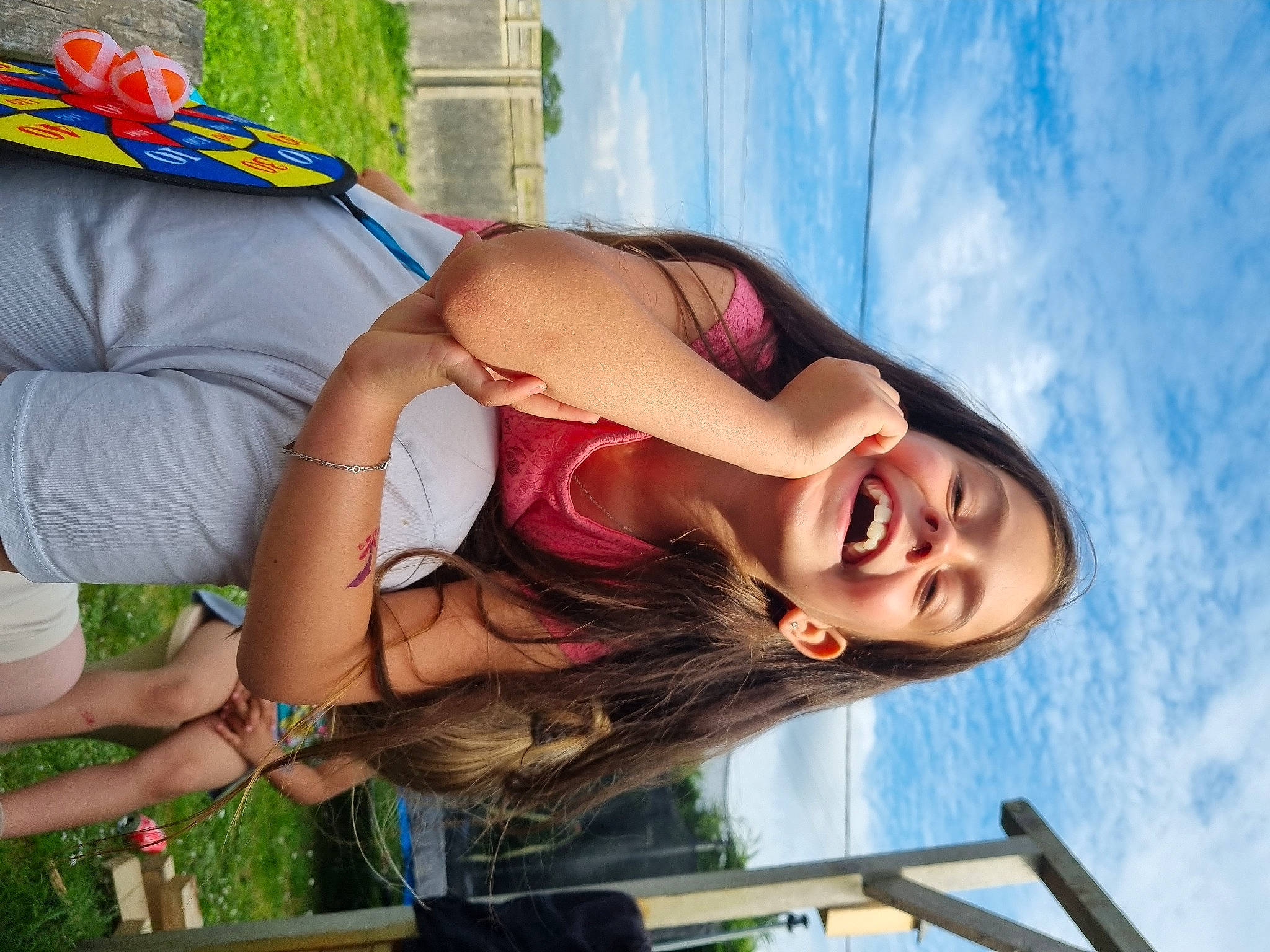 Maylane participe au concours pour gagner de l'argent avec cette photo : abdomen, blond, chest, child, cloud, eyewear, facial_expression, fun, grass, happy, human_leg, joy, leisure, person, plant, recreation, sky, smile, summer, thigh