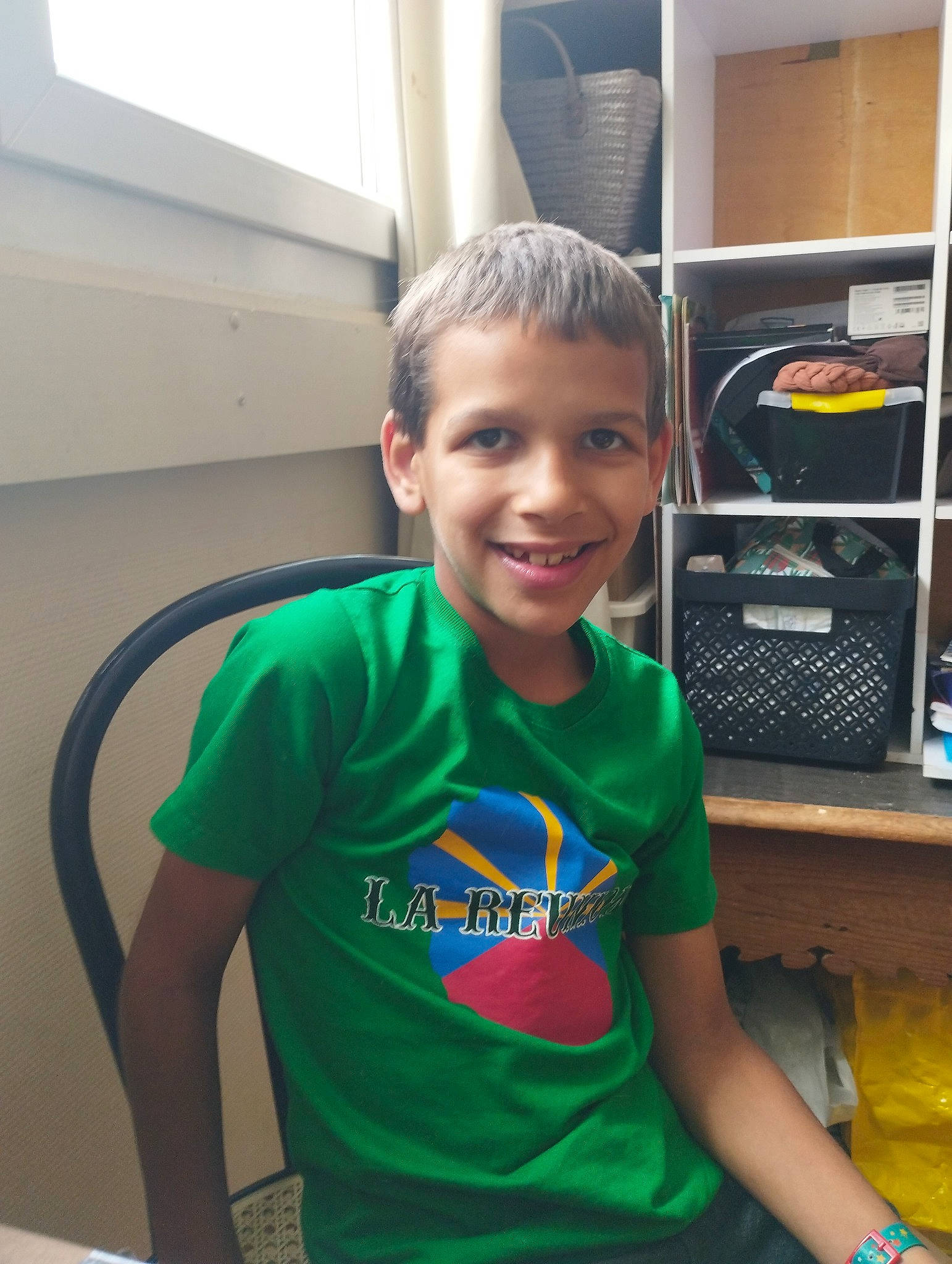 Lohan a rejoint le concours — aidez-le/la à gagner de superbes lots ! chair, child, fun, gas, happy, home_appliance, joy, leisure, machine, microwave_oven, person, play, room, shelf, shelving, sitting, sleeve, smile, t_shirt, toddler