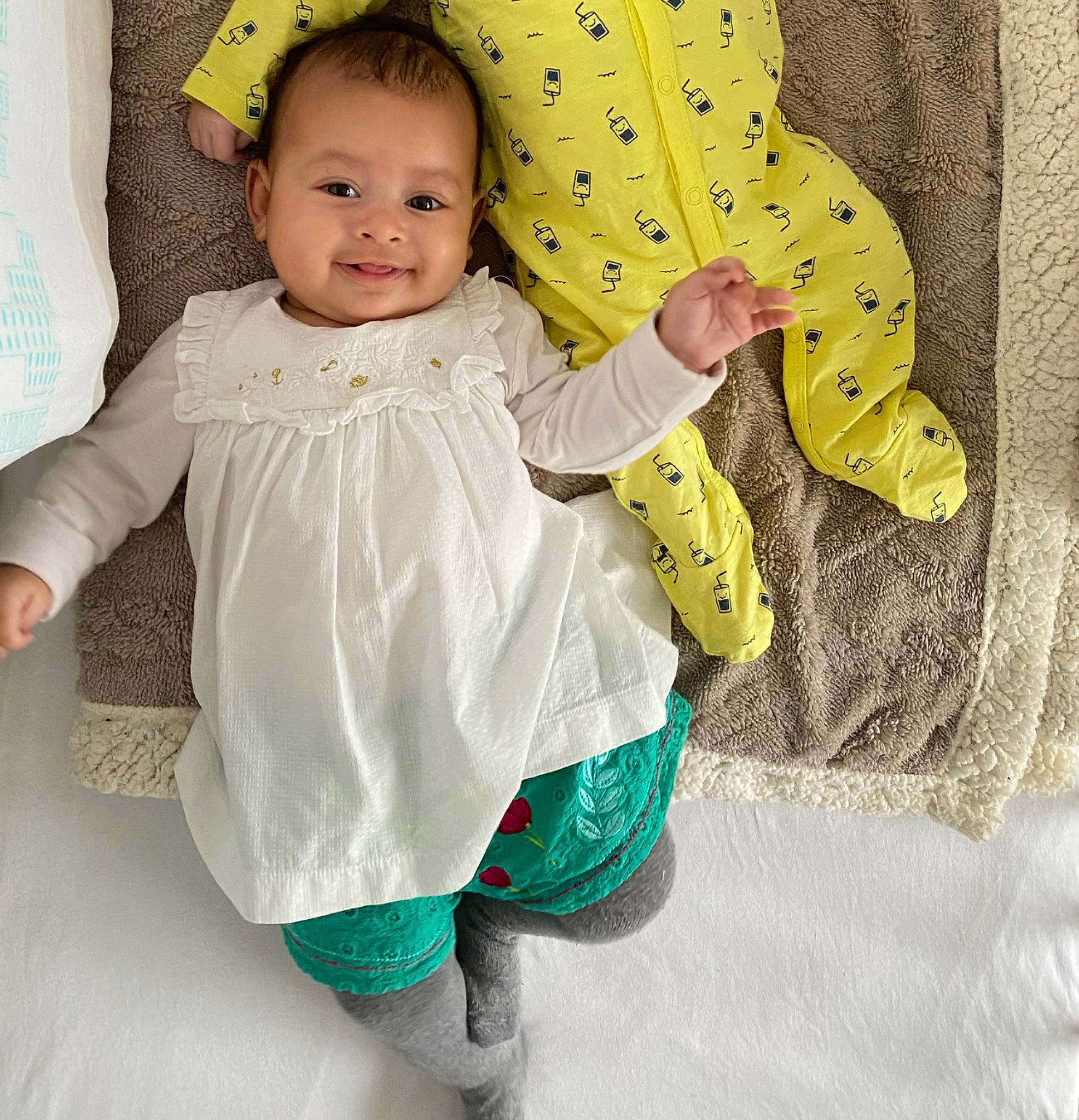 Léa a rejoint le concours — aidez-le/la à gagner de superbes lots ! baby, baby_products, baby_toddler_clothing, child, costume, dress, face, facial_expression, fashion_accessory, hair_accessory, happy, headgear, joy, pattern, person, sitting, skin, sleeve, smile, toddler