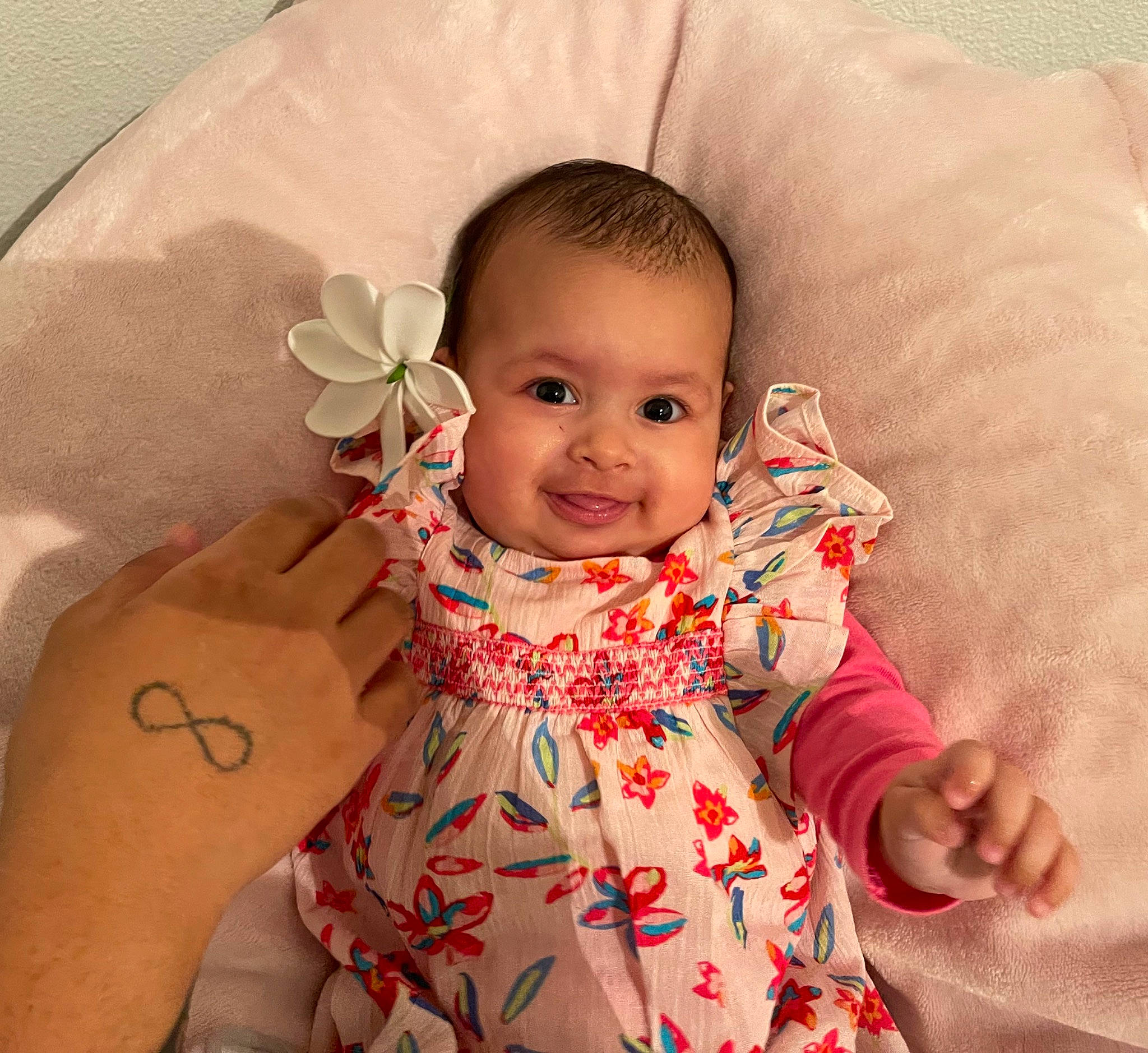 Léa a rejoint le concours — aidez-le/la à gagner de superbes lots ! baby, baby_toddler_clothing, cheek, comfort, dress, eye, face, finger, happy, head, iris, joy, lip, neck, pattern, person, pink, skin, sleeve, smile