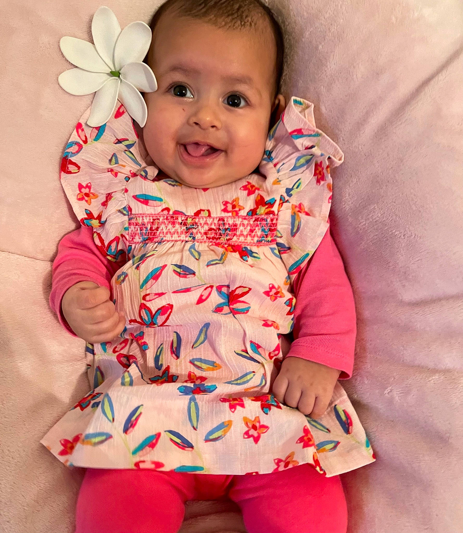 Léa a rejoint le concours — aidez-le/la à gagner de superbes lots ! arm, baby, baby_toddler_clothing, cheek, child, collar, dress, face, finger, happy, head, joy, neck, pattern, person, pink, skin, sleeve, smile, textile