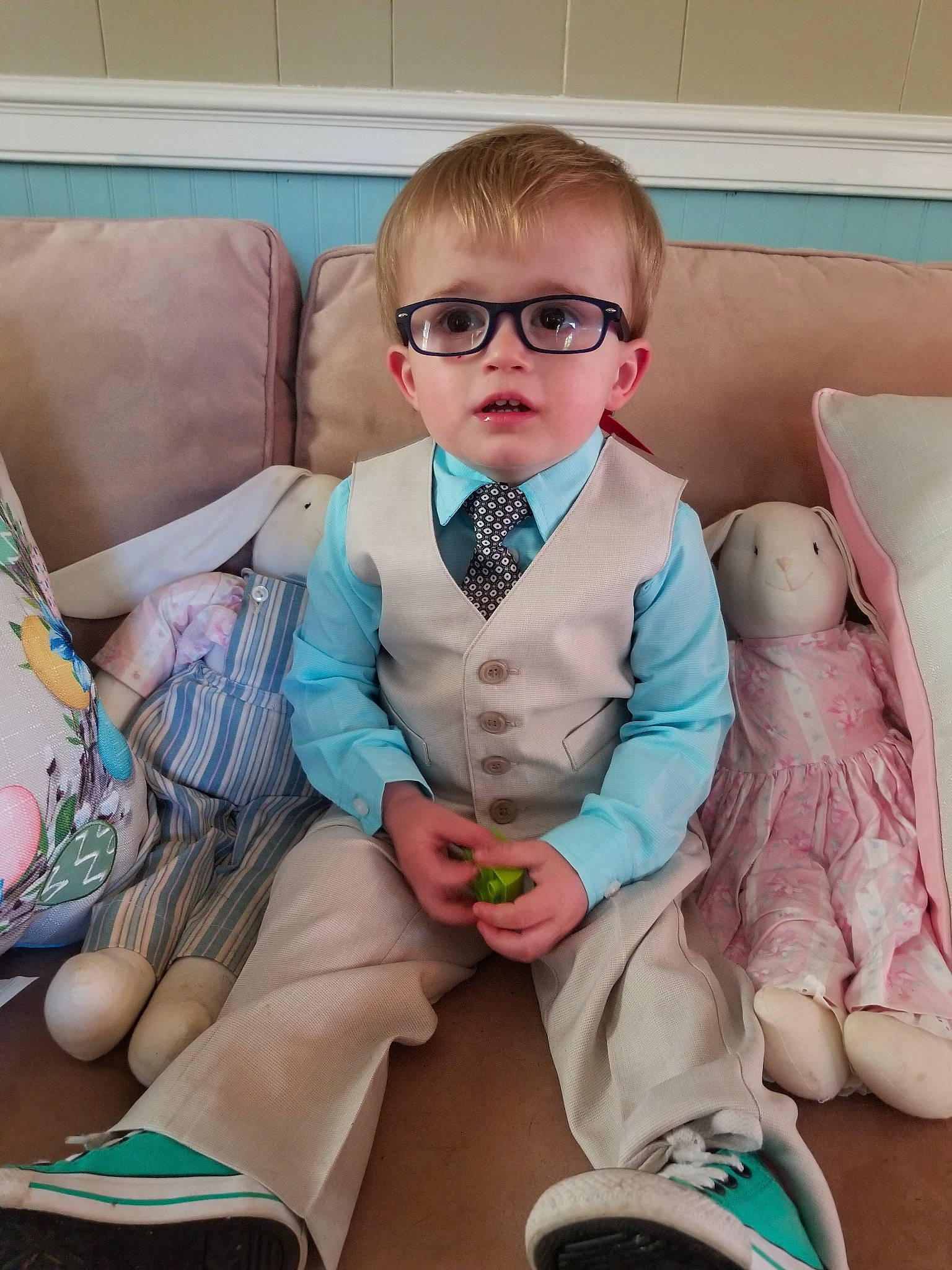 Tidus is registered to the contest to win money with this photo: baby, bow_tie, child, cool, eyewear, fashion_accessory, glasses, leg, outerwear, person, sitting, suit, tie, toddler, vision_care