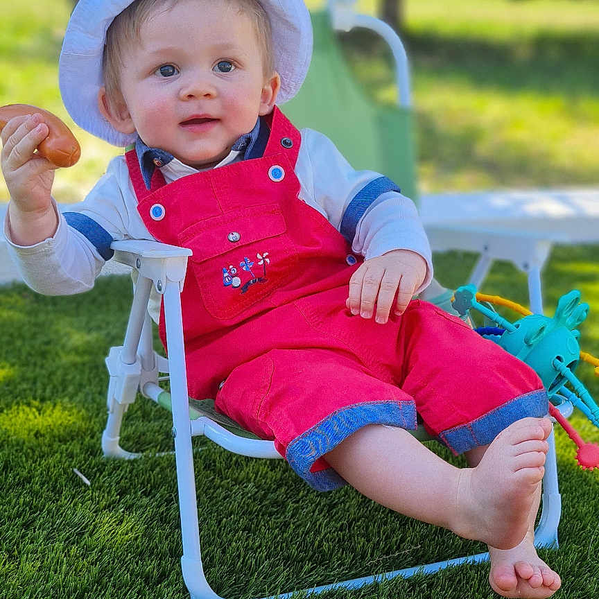 Ayden participe au concours pour gagner de l'argent avec cette photo : baby, bodypart, clothing, face, finger, grass, hand, hat, head, lawn, nature, outdoors, park, person, photography, plant, portrait, sitting, summer, sunhat