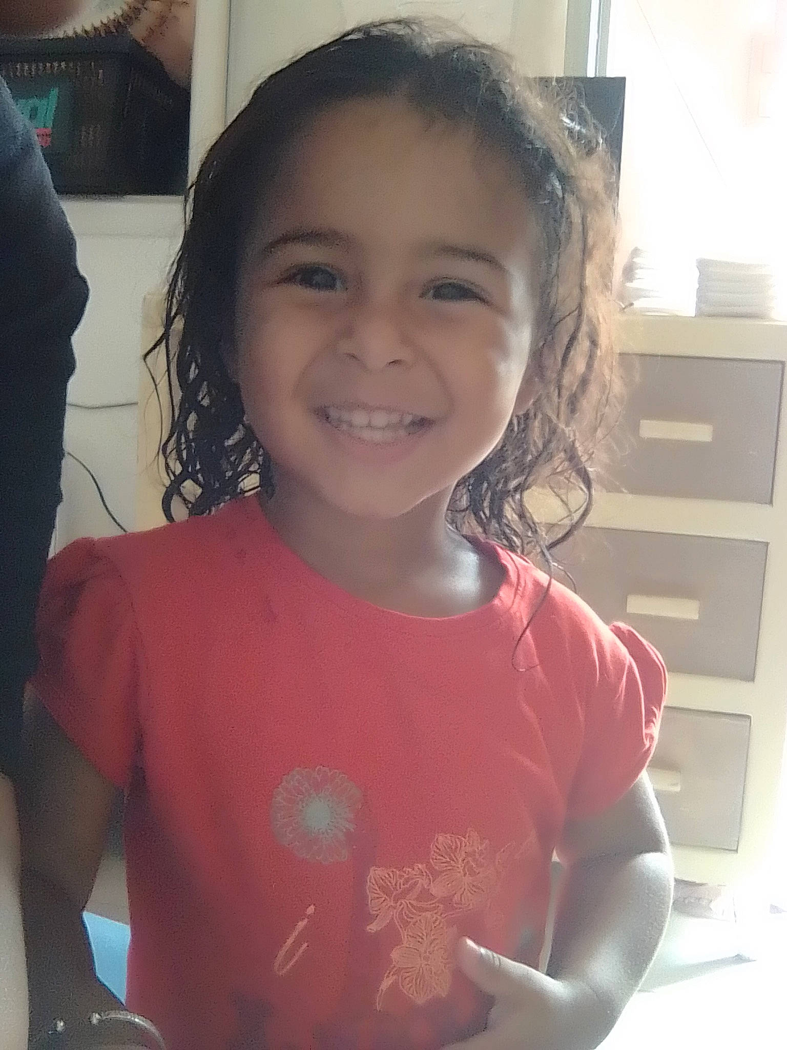 Lilya a rejoint le concours — aidez-le/la à gagner de superbes lots ! black_hair, cheek, child, ear, face, forehead, fun, hair, happy, head, joy, long_hair, neck, person, selfie, shoulder, skin, smile, t_shirt, toddler