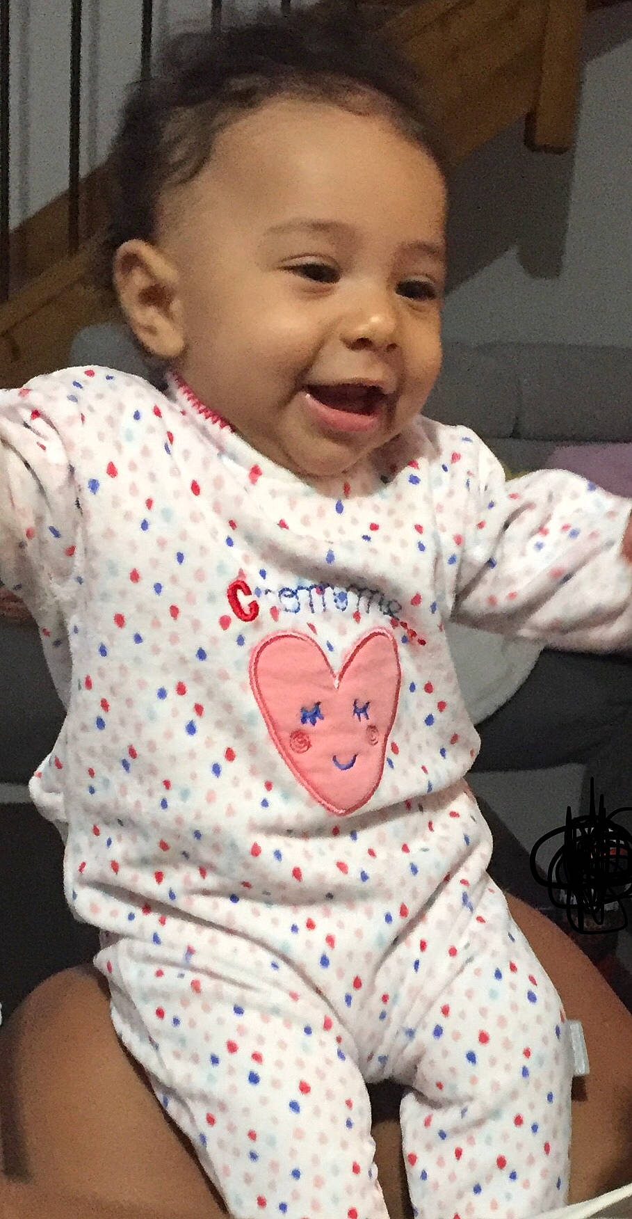 Sasha participe au concours pour gagner de l'argent avec cette photo : baby, baby_toddler_clothing, birth, cheek, child, ear, facial_expression, head, nightwear, pajamas, person, skin, sleeve, smile, toddler