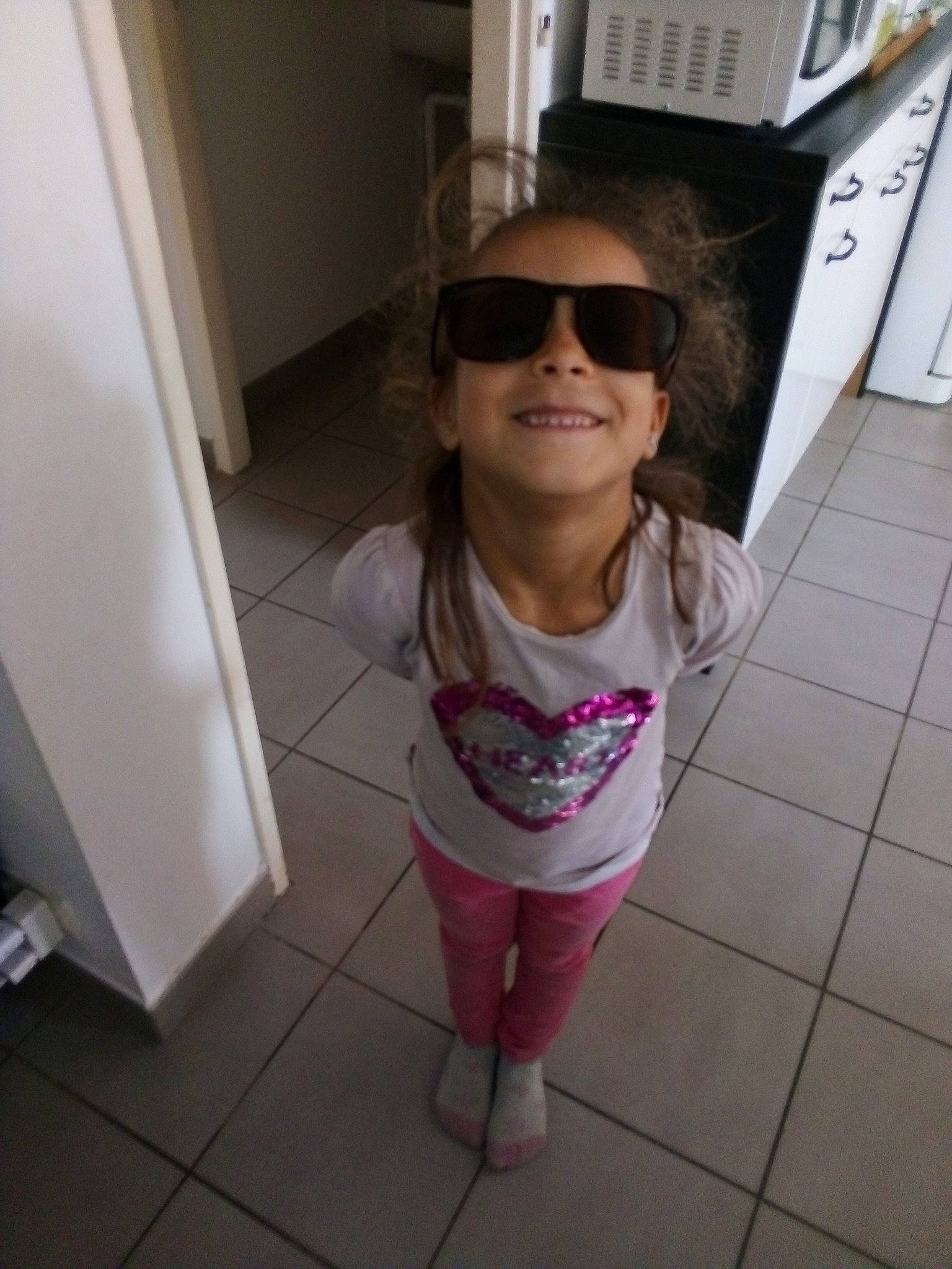 Maram a rejoint le concours — aidez-le/la à gagner de superbes lots ! child, cool, eyewear, face, fun, glasses, head, joy, leg, person, photography, pink, selfie, skin, smile, snapshot, sunglasses, toddler, vacation, vision_care