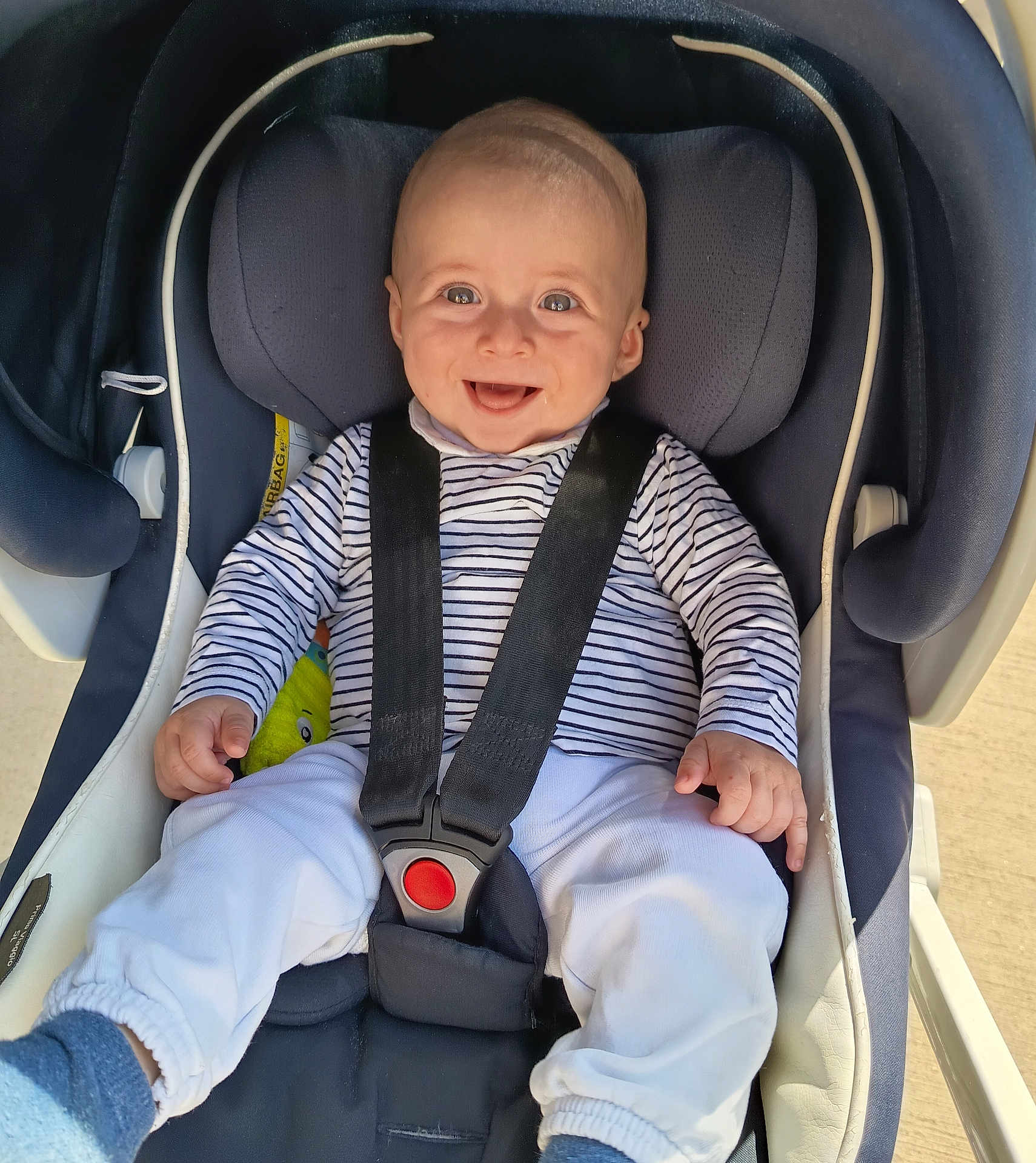 Pablo a rejoint le concours — aidez-le/la à gagner de superbes lots ! baby, smiling, car_seat, child, safety_harness, striped_shirt, white_pants, blue_socks, happy, infant, cute, seat_belt, portrait, person, young_child, indoor, closeup, baby_clothing, child_in_car_seat, secured