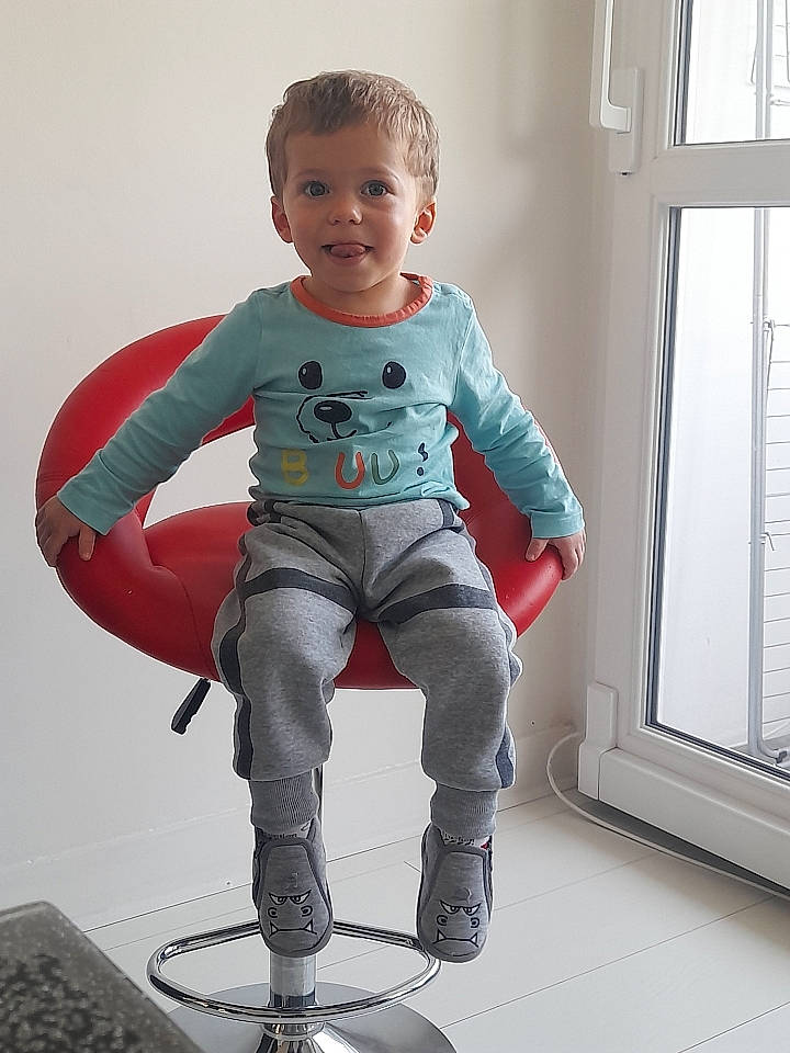 Kylian participe au concours pour gagner de l'argent avec cette photo : arm, baby_toddler_clothing, comfort, flash_photography, grey, hand, happy, human_body, human_leg, knee, leg, person, shoulder, sleeve, smile, standing, stomach, t_shirt, thigh, waist