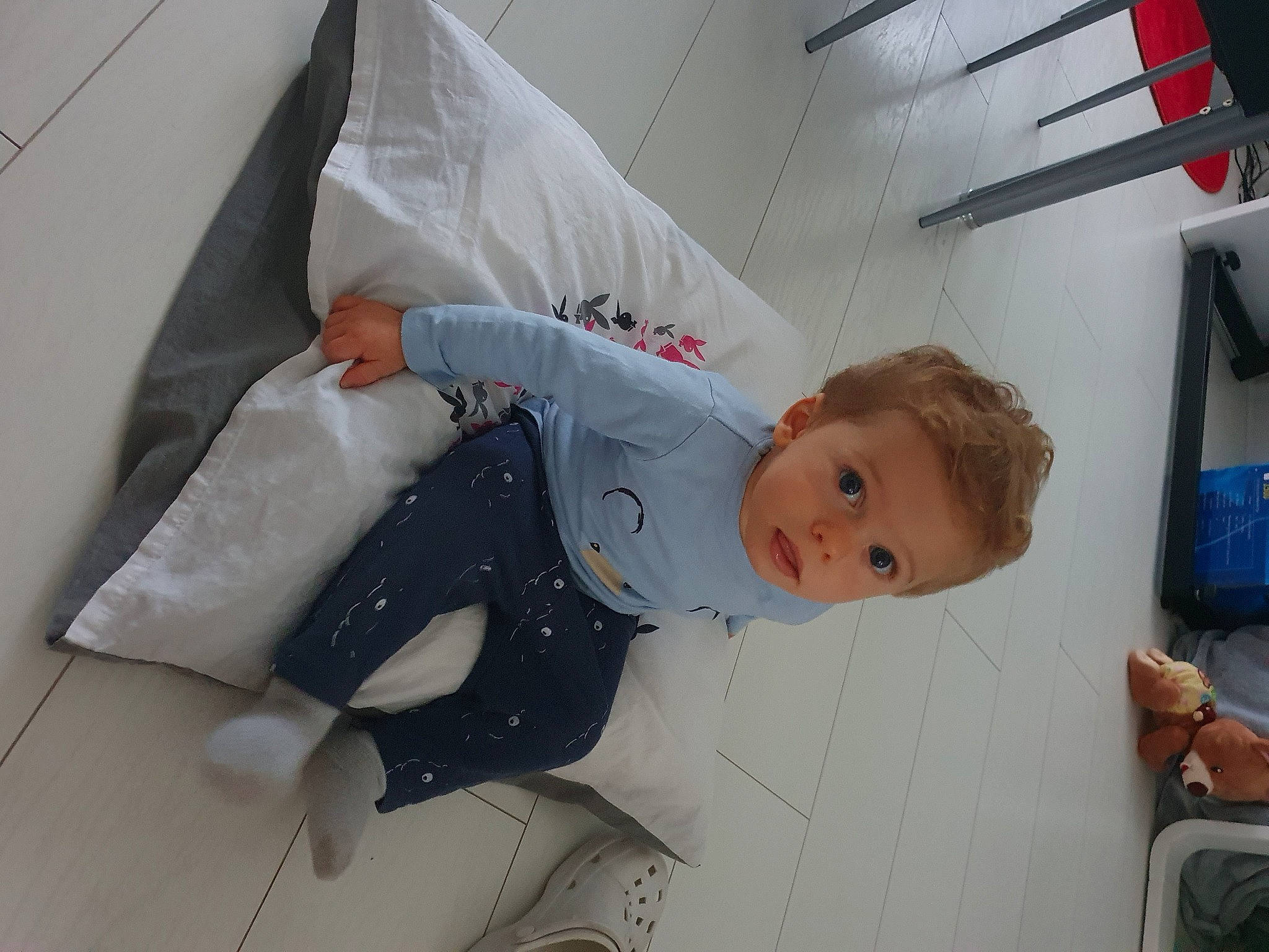 Kylian participe au concours pour gagner de l'argent avec cette photo : baby, baby_products, baby_toddler_clothing, child, comfort, linens, person, room, sitting, sleeve, toddler
