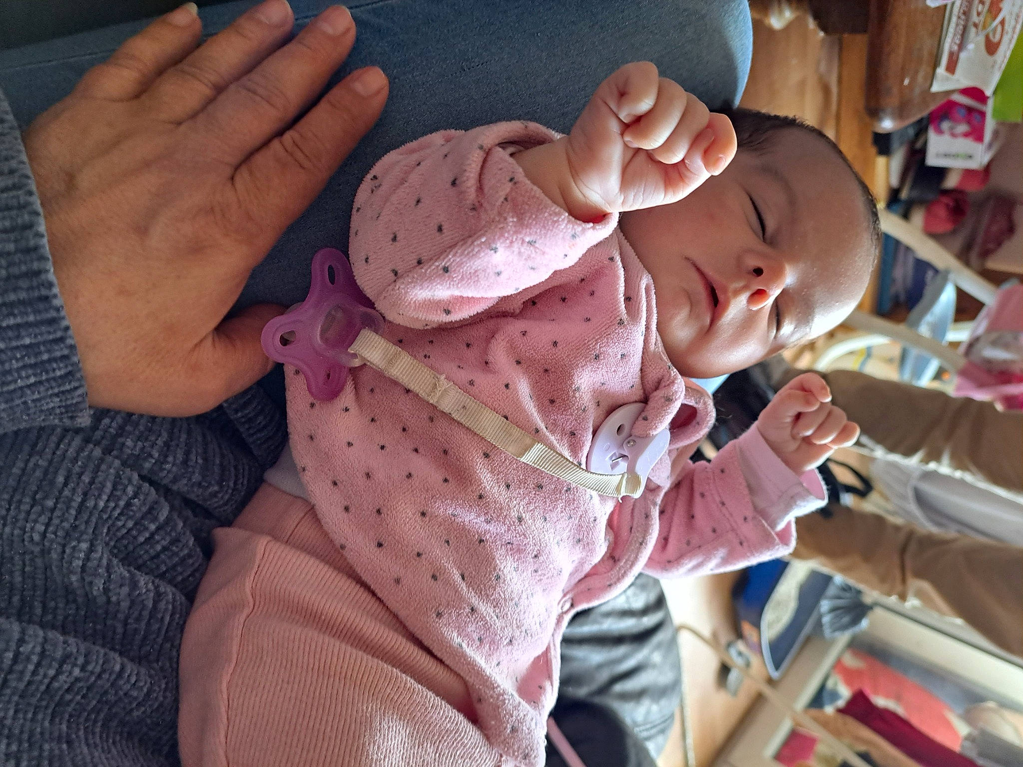 Ylanna a rejoint le concours — aidez-le/la à gagner de superbes lots ! baby, baby_toddler_clothing, cheek, comfort, ear, event, finger, fun, gesture, happy, human_body, mouth, nose, person, pink, skin, smile, textile, thumb, toddler