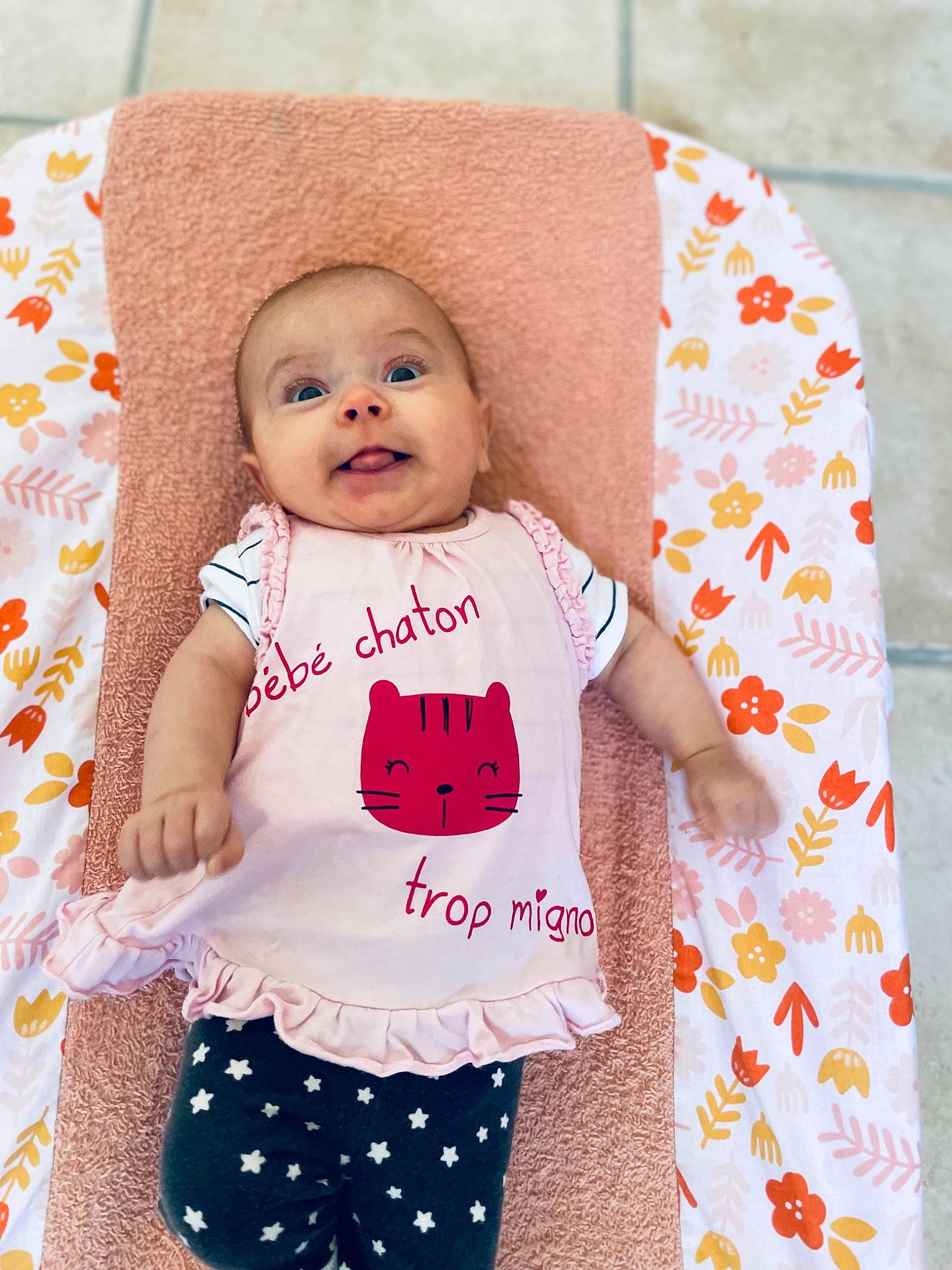 Anthéssa a rejoint le concours — aidez-le/la à gagner de superbes lots ! baby, baby_toddler_clothing, cheek, child, clothing, eye, face, facial_expression, happy, neck, outerwear, pattern, person, pink, product, skin, sleeve, t_shirt, textile, toddler