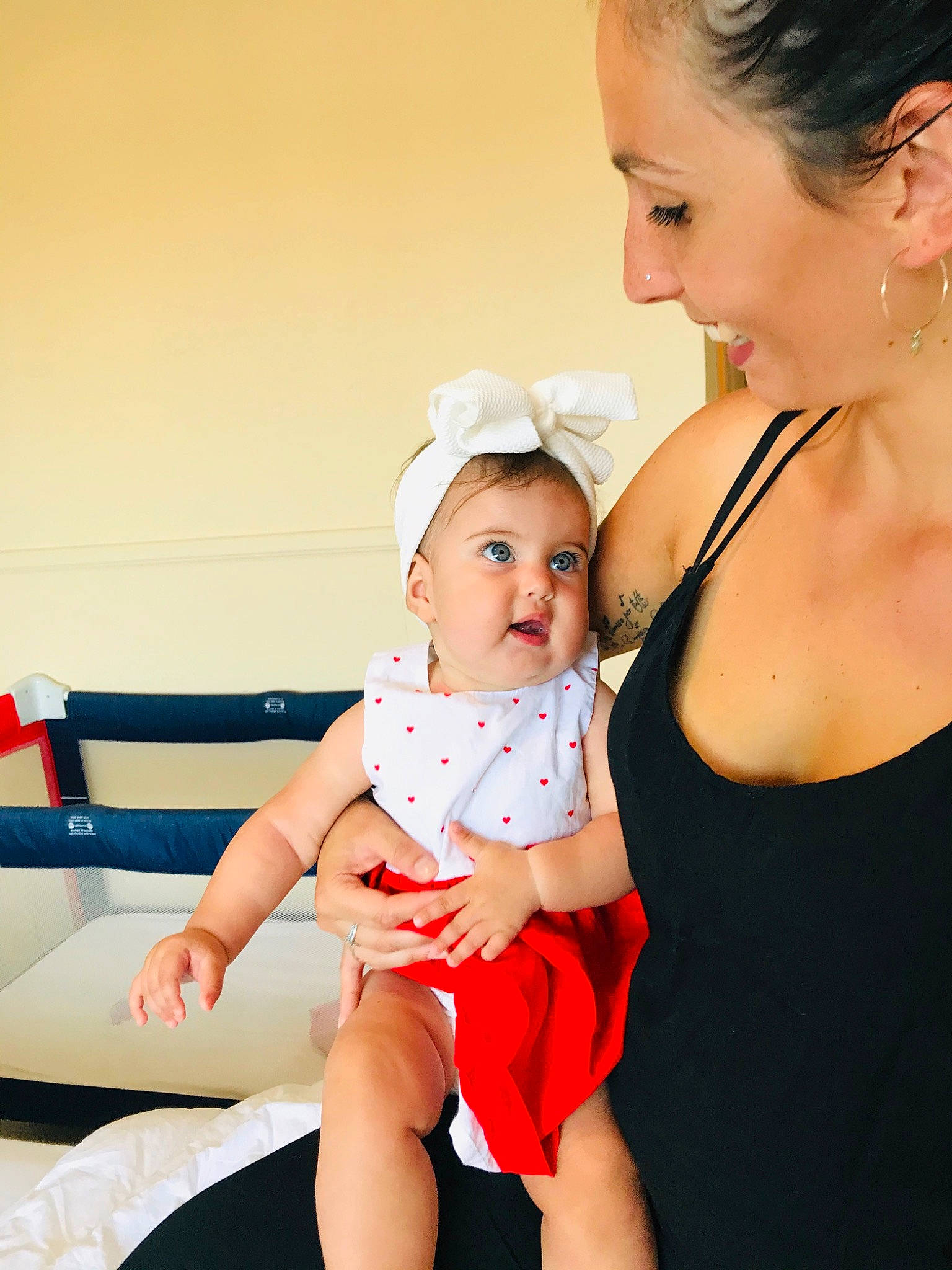 Lexie a rejoint le concours — aidez-le/la à gagner de superbes lots ! abdomen, baby, baby_products, child, finger, joy, person, photography, product, surprise, toddler