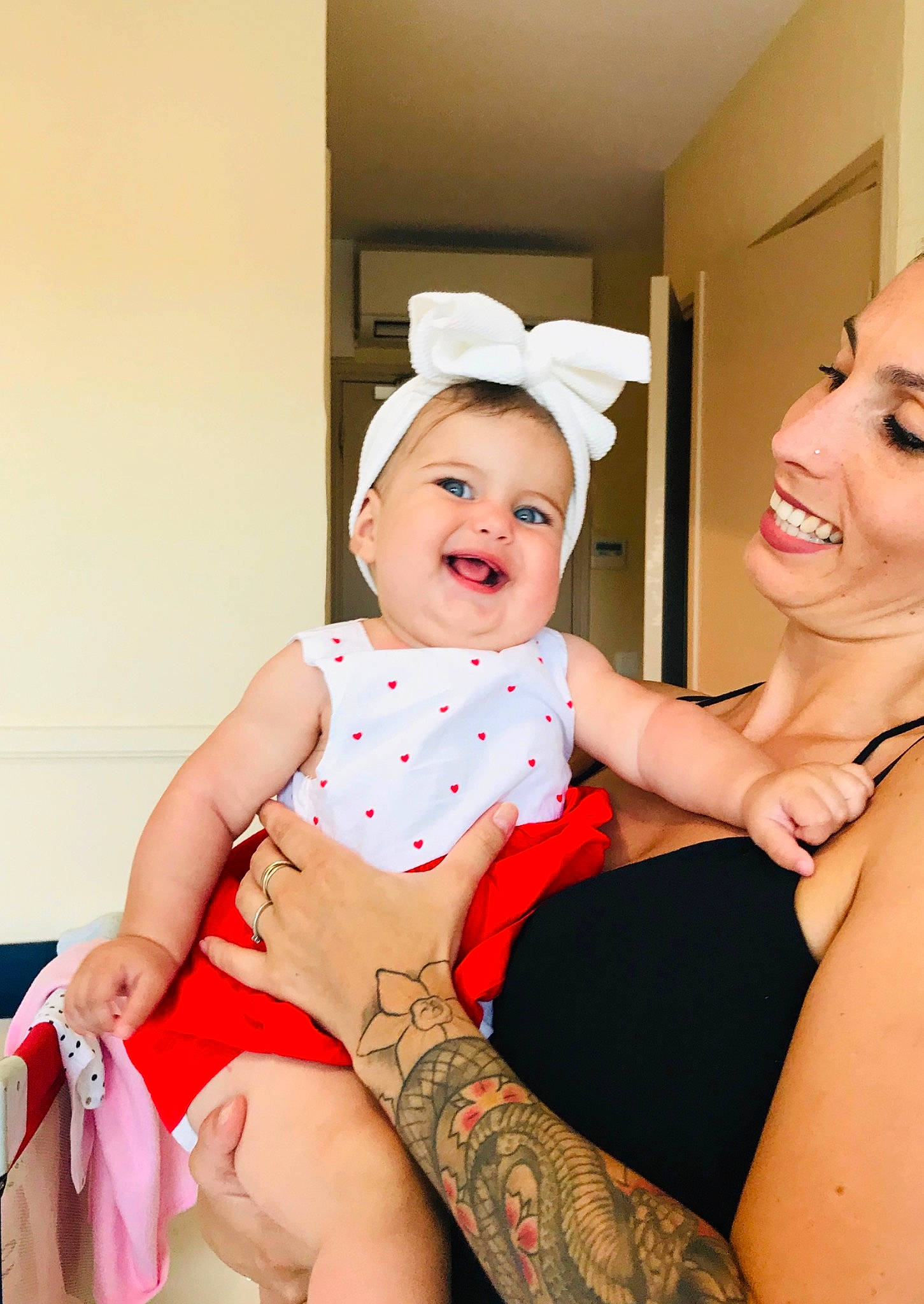 Lexie participe au concours pour gagner de l'argent avec cette photo : baby, blond, child, design, finger, happy, joy, leg, mouth, pattern, person, skin, smile, thigh, toddler