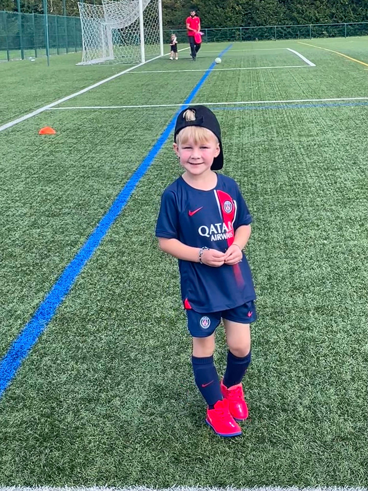 Joshua a rejoint le concours — aidez-le/la à gagner de superbes lots ! ball, boy, child, face, field, football, happy, head, hockey, male, people, person, racket, smile, soccer, soccerball, sport, standing, tennis, tennisracket