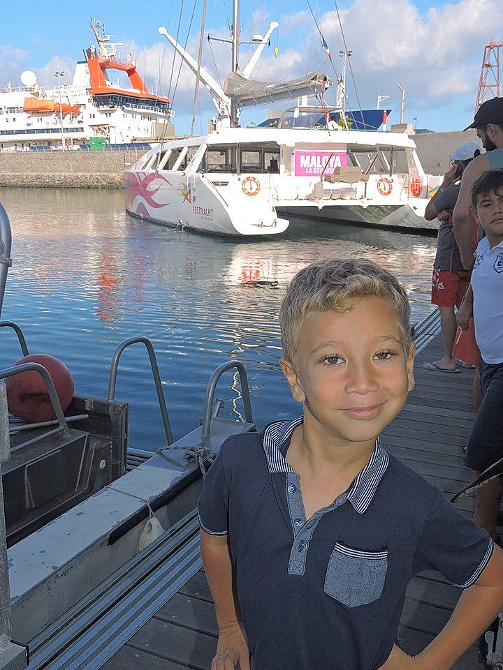 Fidy participe au concours pour gagner de l'argent avec cette photo : boat, boating, deck, dock, ferry, fishing_vessel, harbor, joy, leisure, marina, motor_ship, naval_architecture, person, port, recreation, speedboat, tourism, travel, vacation, vehicle