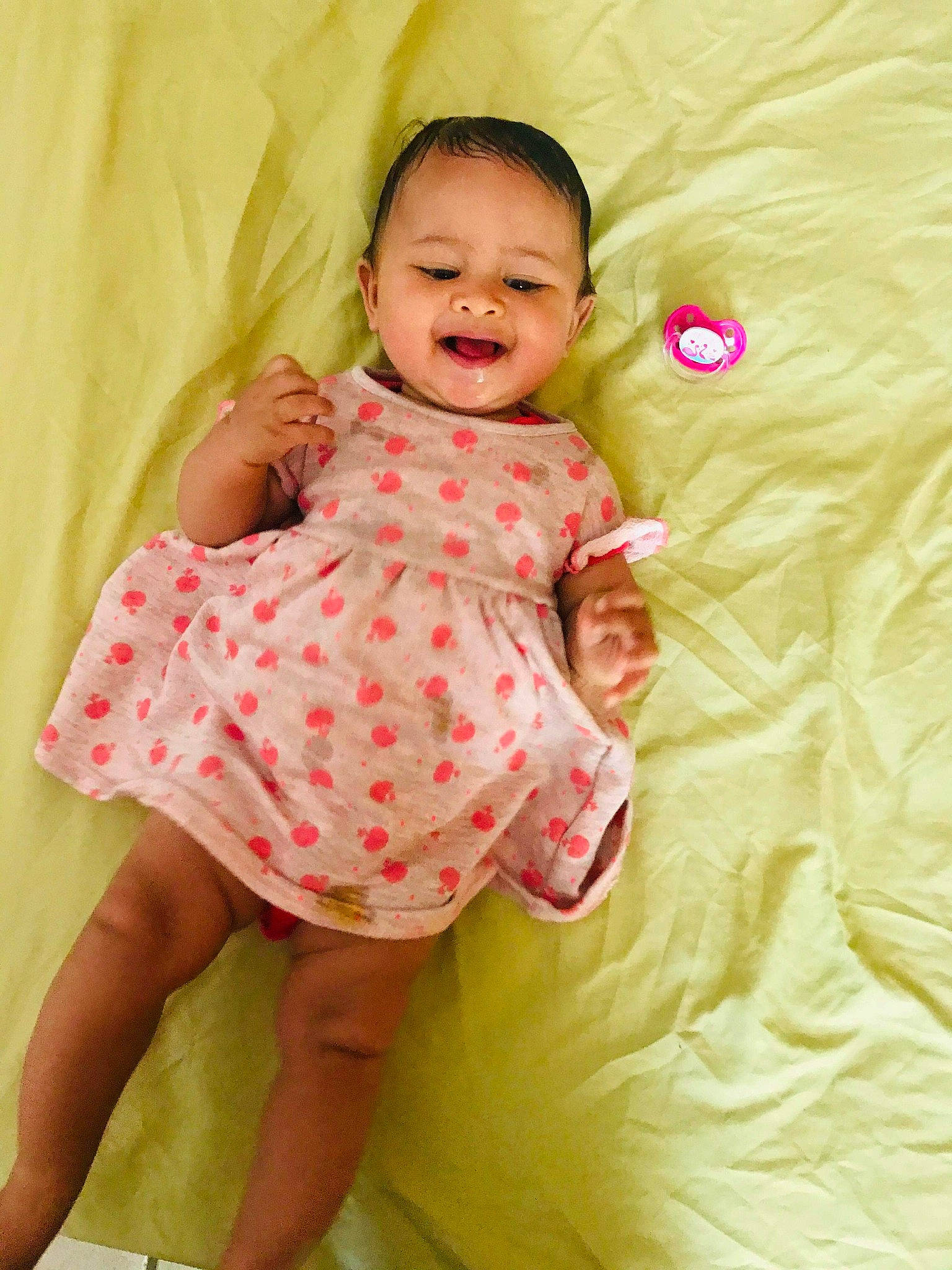 Lexie a rejoint le concours — aidez-le/la à gagner de superbes lots ! baby, baby_toddler_clothing, child, person, pink, skin, smile, toddler, yellow