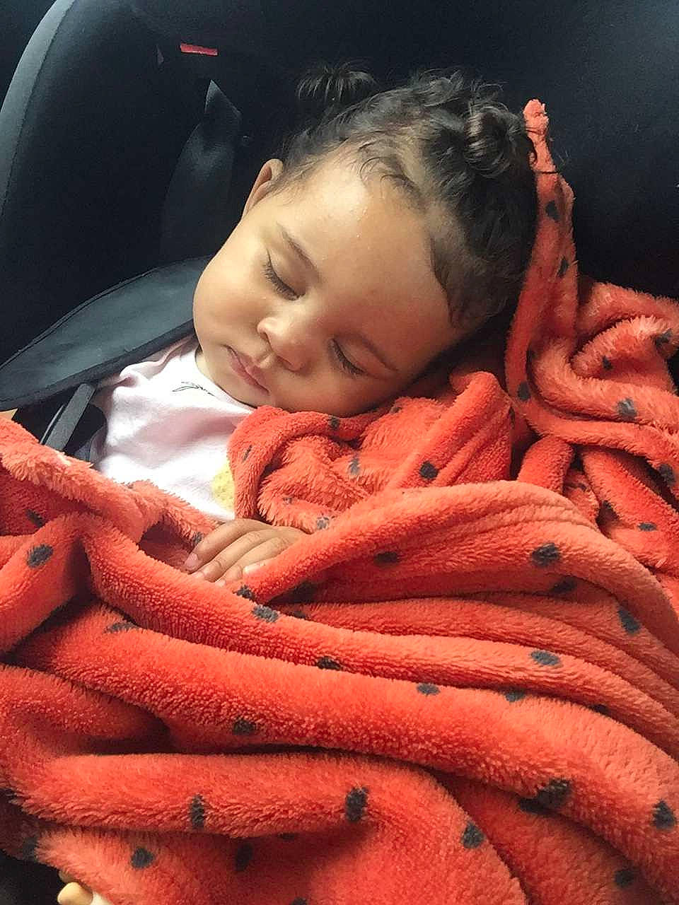 Aissatou participe au concours pour gagner de l'argent avec cette photo : baby, baby_toddler_clothing, beauty, close_up, comfort, human, linens, lip, mouth, orange, organ, pattern, peach, person, pink, red, skin, toddler, vertebrate, wool