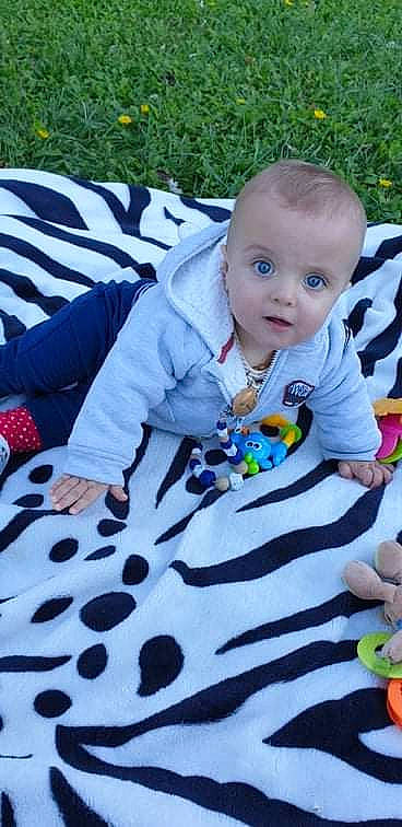 Luka a rejoint le concours — aidez-le/la à gagner de superbes lots ! baby, baby_toddler_clothing, beauty, child, comfort, flooring, fun, grass, happy, leisure, linens, pattern, person, plant, play, product, recreation, sitting, toddler, tree