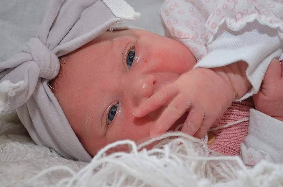 Maëlya a rejoint le concours — aidez-le/la à gagner de superbes lots ! baby, bedtime, birth, cheek, child, childbirth, close_up, eye, face, hand, head, headgear, lip, mouth, nose, person, product, skin, toddler