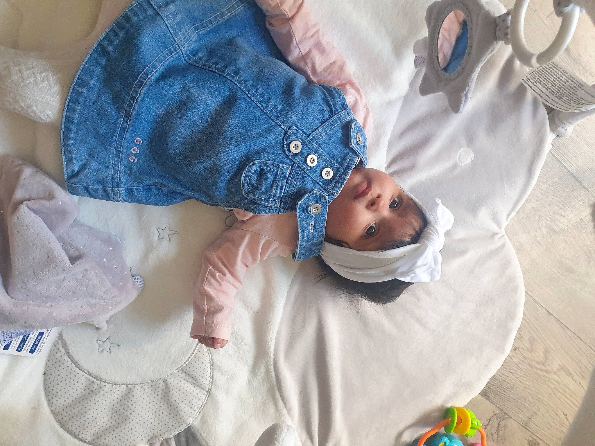 Ilyana participe au concours pour gagner de l'argent avec cette photo : child, comfort, denim, elbow, headwear, health_care, health_care_provider, joint, linens, mechanical_fan, medical, medical_equipment, medical_procedure, mouth, patient, pattern, person, room, service, sitting