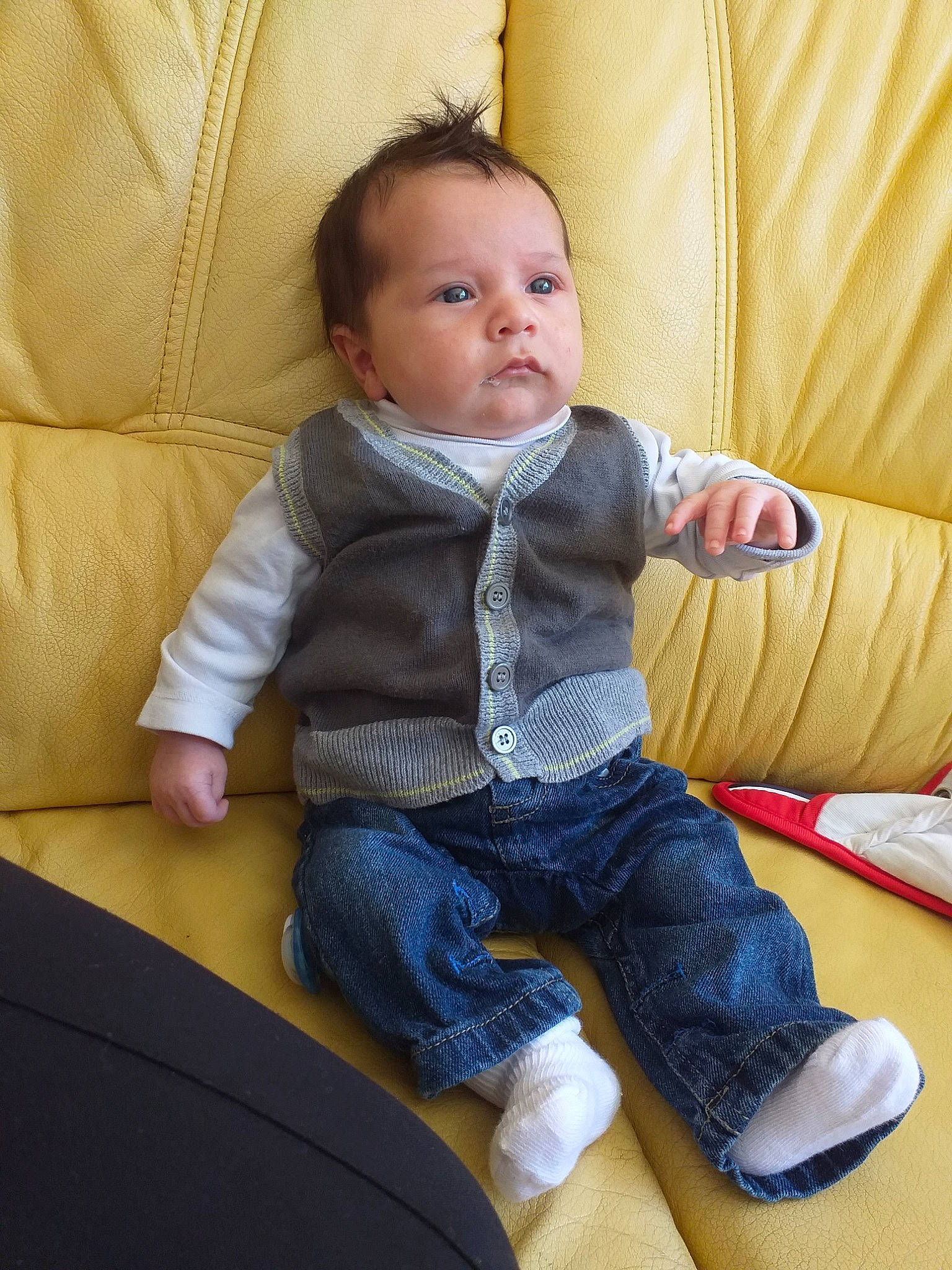 Tiago a rejoint le concours — aidez-le/la à gagner de superbes lots ! baby, cheek, child, finger, person, sitting, skin, toddler