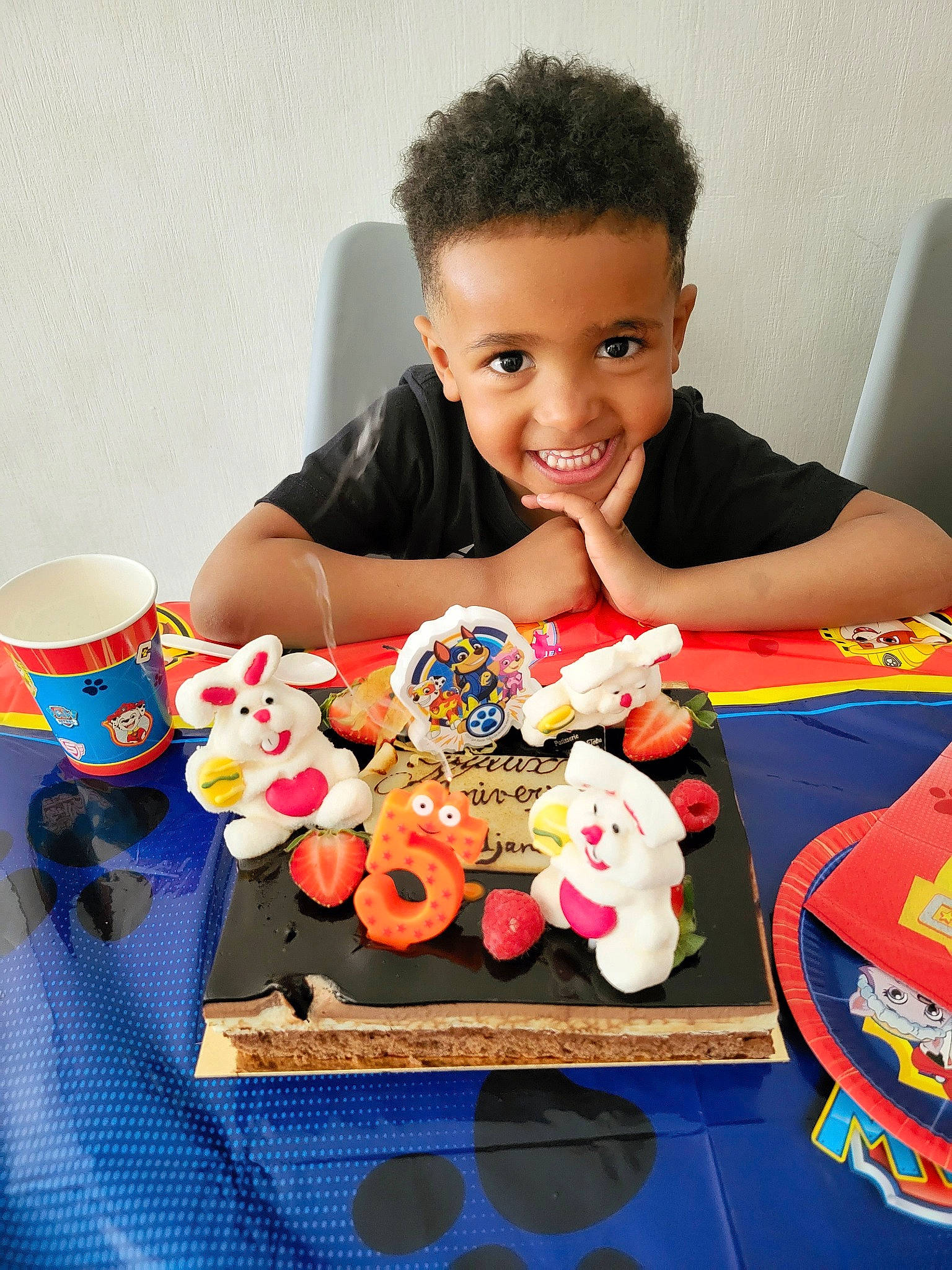 Tidjane participe au concours pour gagner de l'argent avec cette photo : baby, baby_playing_with_toys, baby_toddler_clothing, child, comfort_food, event, fun, games, happy, joy, party, person, play, recreation, sharing, sitting, smile, stuffed_toy, sweetness, table