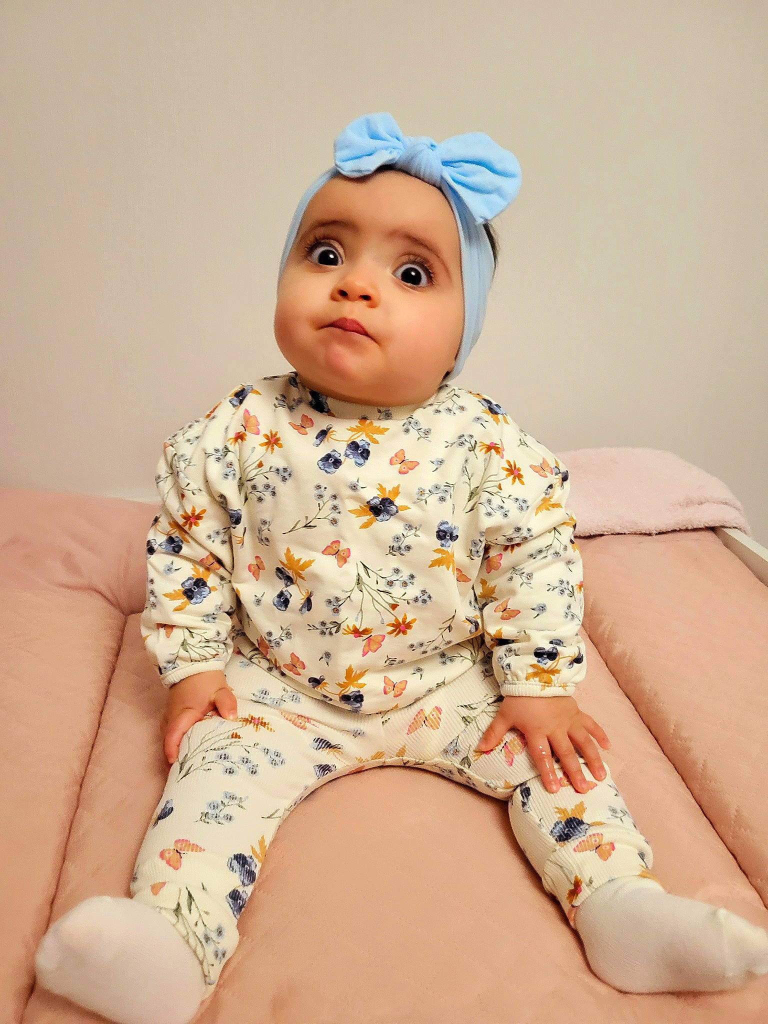 Khadija a rejoint le concours — aidez-le/la à gagner de superbes lots ! baby, baby_toddler_clothing, carmine, child, collar, comfort, fashion_accessory, happy, headwear, human_leg, knee, neck, pattern, peach, person, pink, portrait_photography, sitting, skin, sleeve