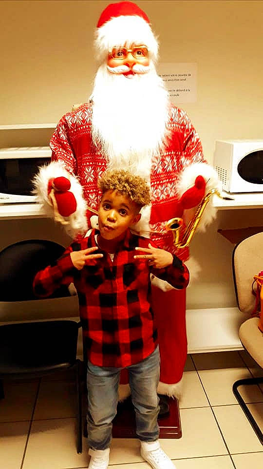 Youfeigane a rejoint le concours — aidez-le/la à gagner de superbes lots ! beard, child, christmas, christmas_decoration, christmas_eve, christmas_ornament, christmas_tree, facial_hair, fictional_character, fun, holiday, human_body, interior_design, lap, person, plaid, room, santa_claus, smile, surprise