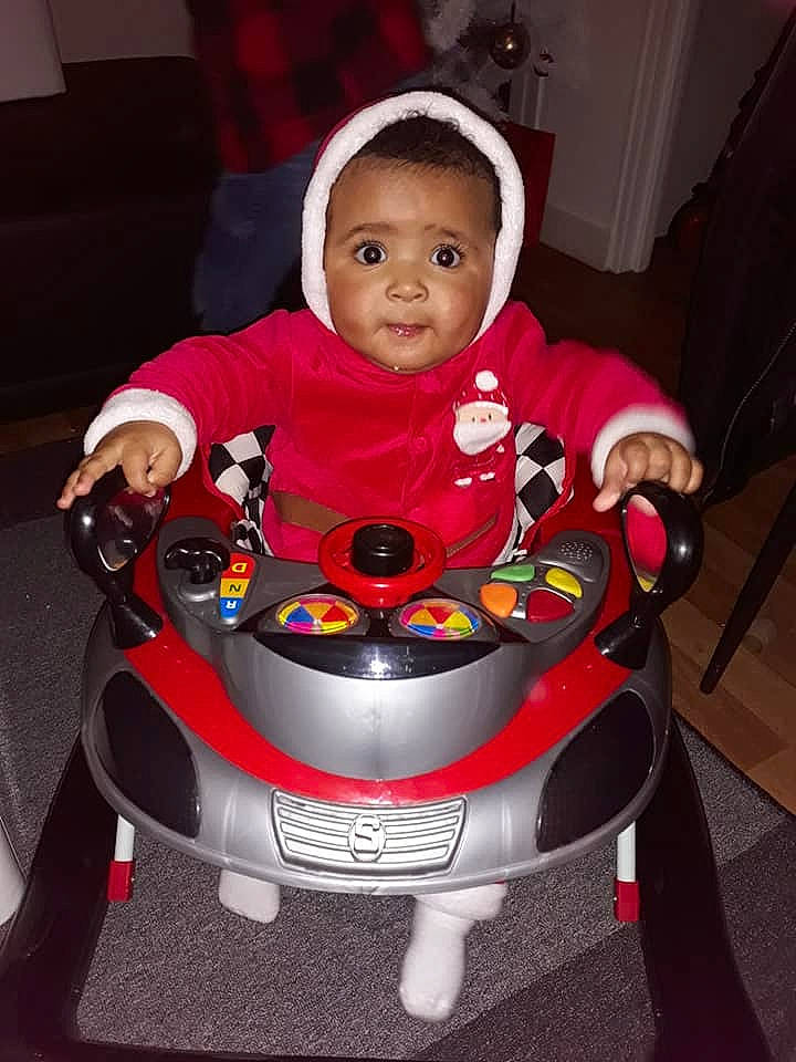 Tidjane a rejoint le concours — aidez-le/la à gagner de superbes lots ! baby, baby_carriage, baby_products, chair, child, fun, person, play, product, sitting, smile, toddler