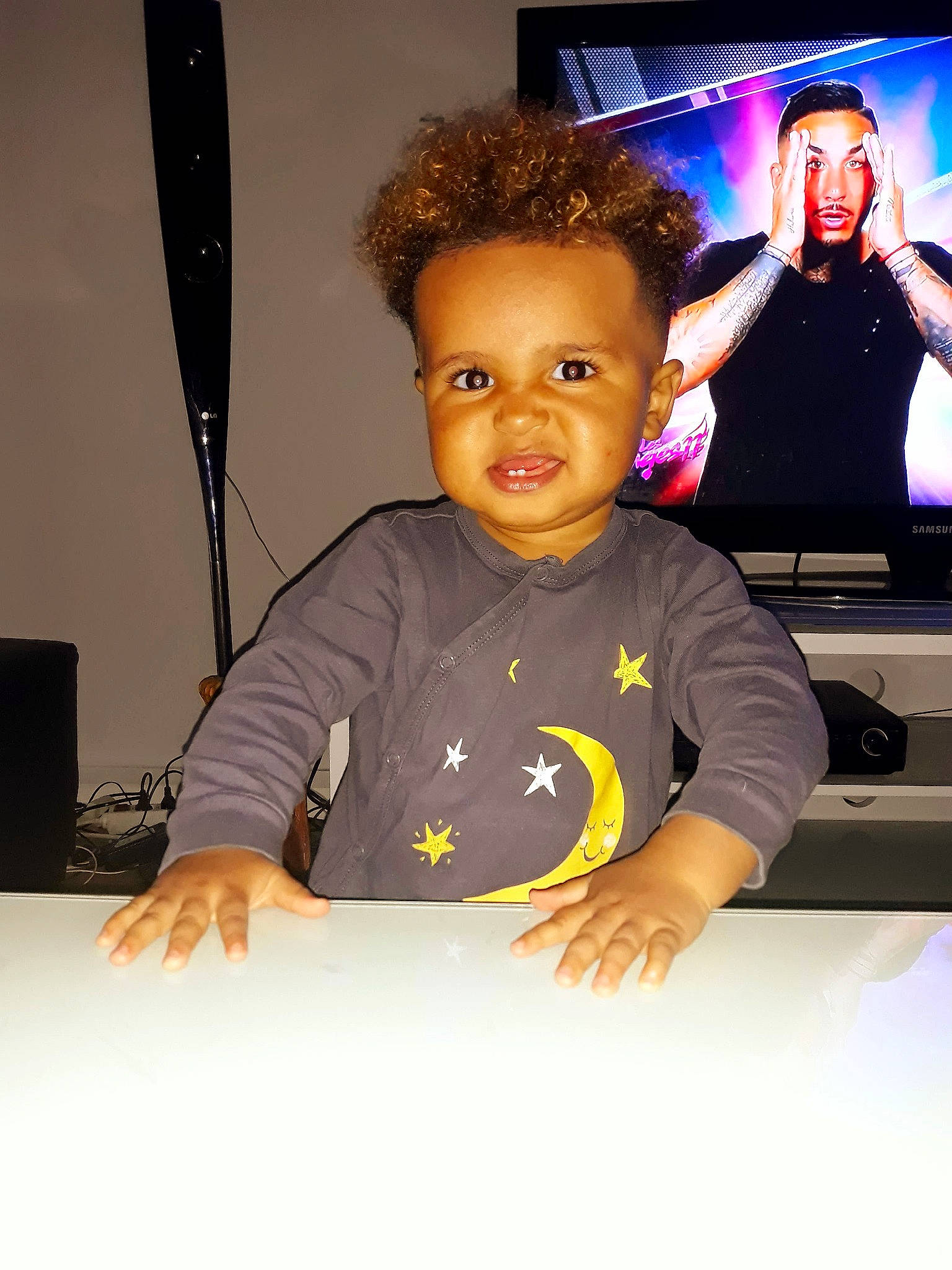 Tidjane a rejoint le concours — aidez-le/la à gagner de superbes lots ! arm, child, cool, electronic_device, finger, fun, hairstyle, media, person, photography, smile, space, t_shirt, toddler