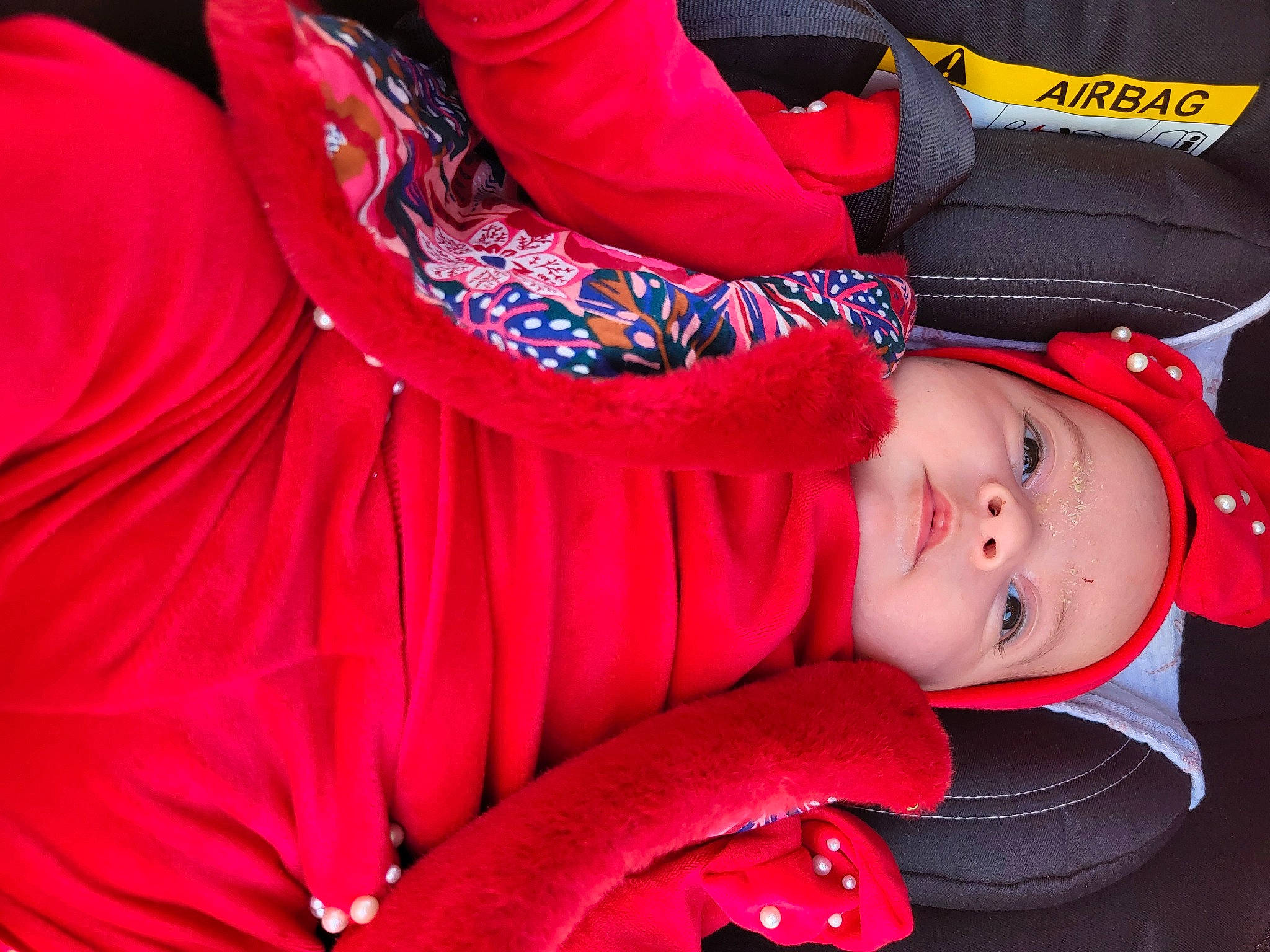 Khadija a rejoint le concours — aidez-le/la à gagner de superbes lots ! baby, baby_products, baby_toddler_clothing, carmine, child, electric_blue, event, face, fashion_accessory, fictional_character, headgear, magenta, pattern, person, petal, pink, red, sleeve, toddler, tradition