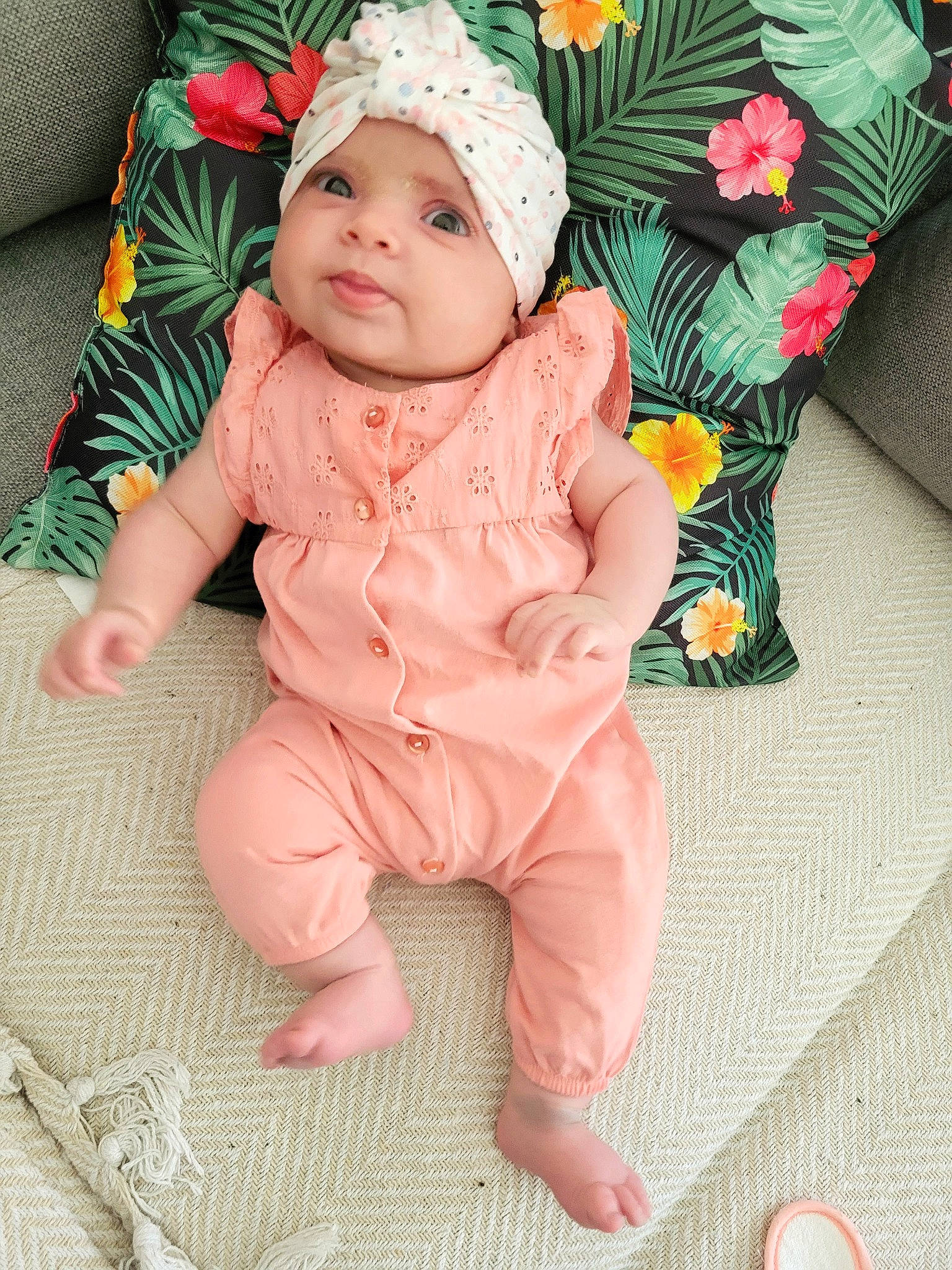 Khadija participe au concours pour gagner de l'argent avec cette photo : baby, baby_toddler_clothing, cheek, child, costume_hat, flower, foot, grass, green, happy, headwear, peach, person, petal, pink, plant, sitting, skin, sleeve, smile