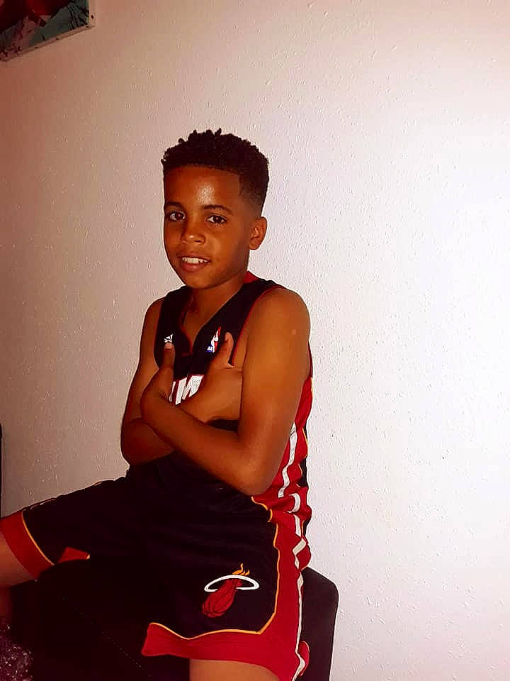 Axel a rejoint le concours — aidez-le/la à gagner de superbes lots ! child, child_model, joint, joy, muscle, person, photo_shoot, photography, red, shoulder, sitting, thigh, vacation