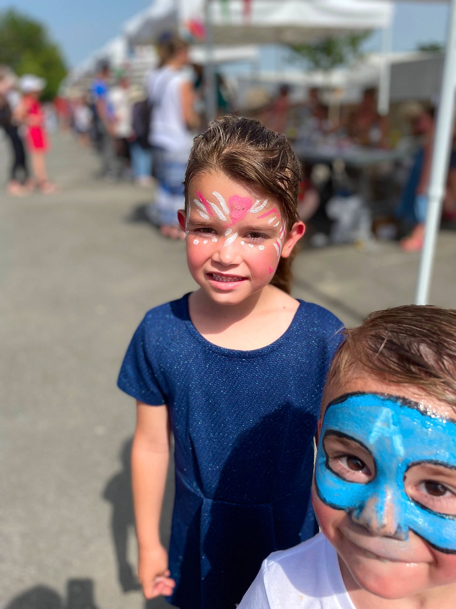 Maëllys a rejoint le concours — aidez-le/la à gagner de superbes lots ! blue, child, cool, crowd, electric_blue, event, eyewear, fun, hairstyle, happy, headgear, human, mask, necklace, person, snapshot, street, summer, t_shirt, travel