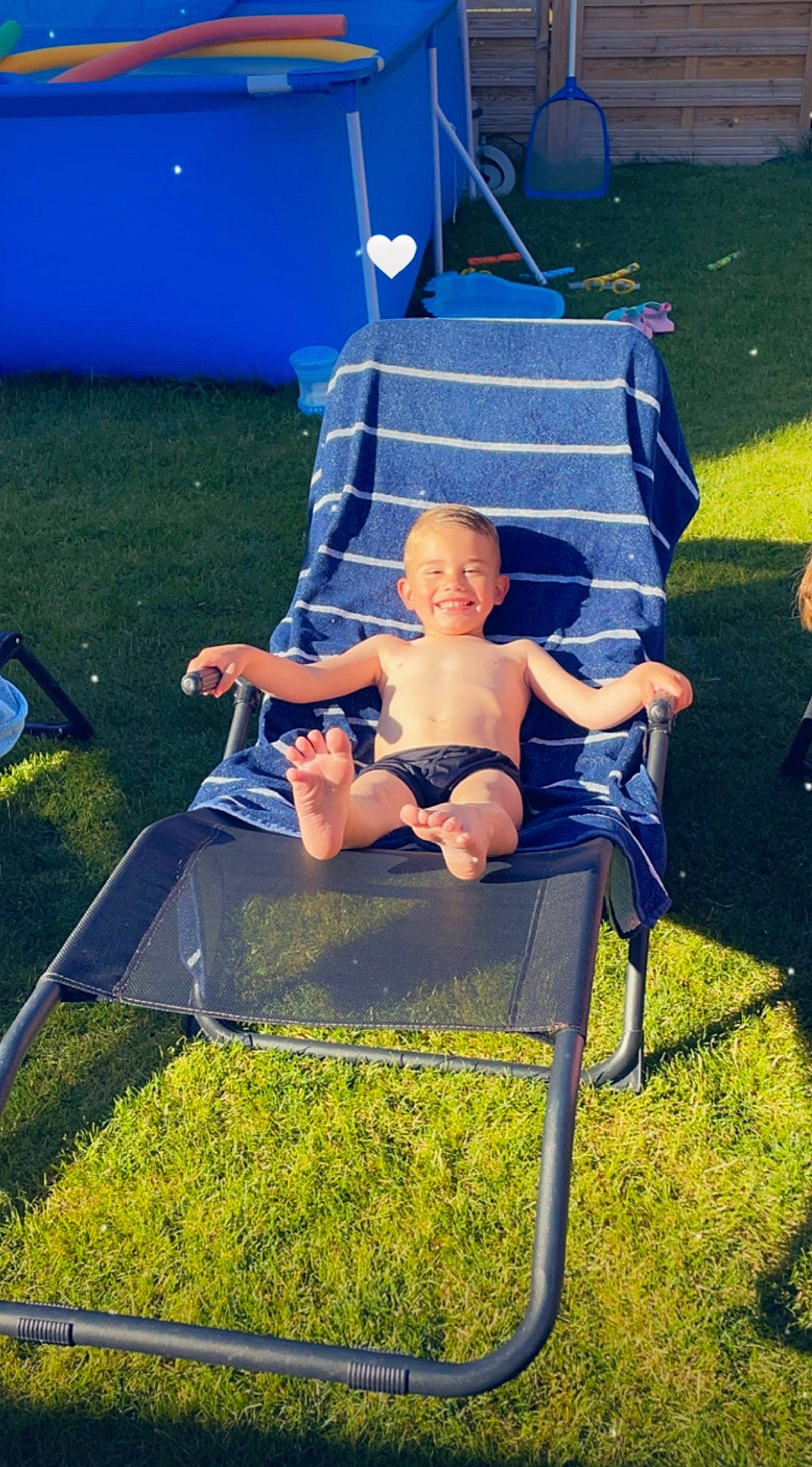 Sacha a rejoint le concours — aidez-le/la à gagner de superbes lots ! blue, camping, chair, electric_blue, event, folding_chair, fun, grass, human_leg, joy, lap, lawn, leisure, light, outdoor_furniture, people_in_nature, person, recreation, shorts, sitting