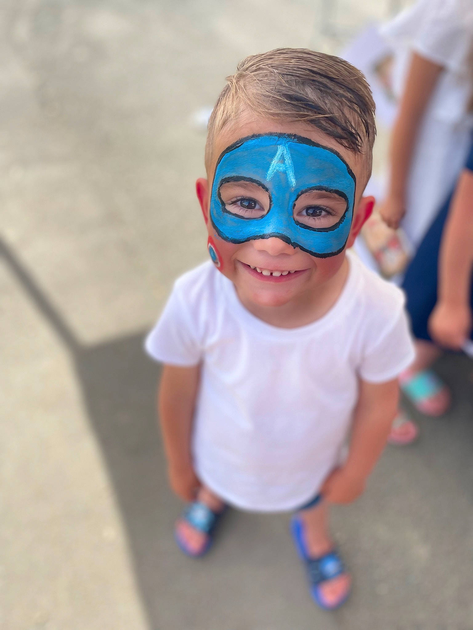 Sacha a rejoint le concours — aidez-le/la à gagner de superbes lots ! baby, baby_toddler_clothing, cap, child, electric_blue, eyewear, footwear, glasses, goggles, happy, hat, joy, person, personal_protective_equipment, recreation, shorts, sleeve, smile, sunglasses, t_shirt