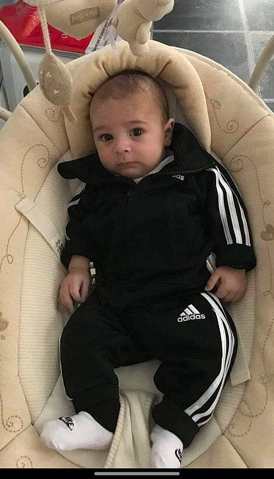 Logan participe au concours pour gagner de l'argent avec cette photo : baby, baby_carriage, baby_products, baby_safety, baby_toddler_clothing, car_seat, cheek, child, comfort, cool, eye, finger, gesture, knee, person, sitting, sleeve, thigh, thumb, toddler