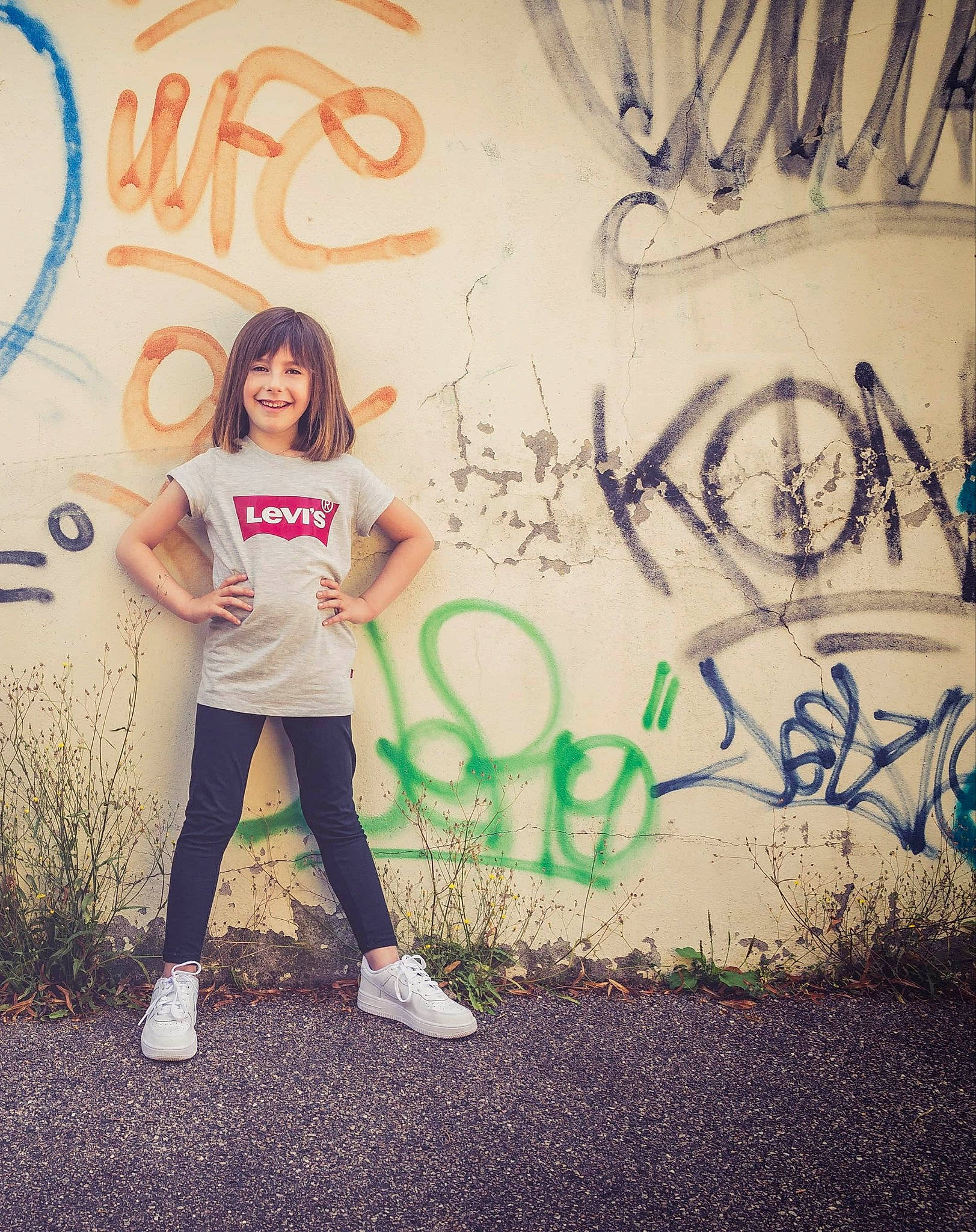 Camille participe au concours pour gagner de l'argent avec cette photo : art, beauty, child, cool, fashion, footwear, fun, graffiti, jeans, joy, leg, person, photograph, photography, sky, smile, snapshot, standing, street_art, t_shirt