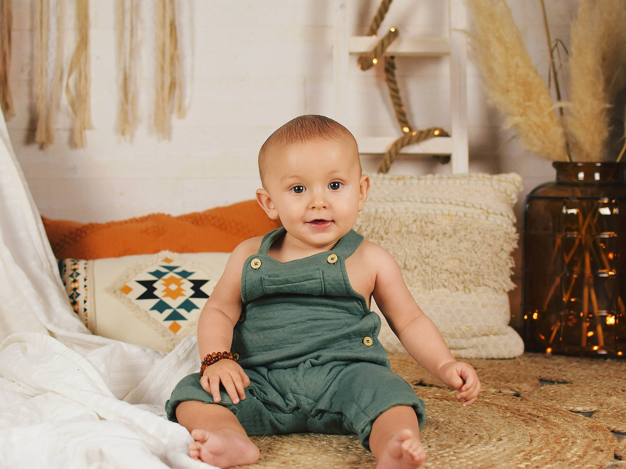 Marius a rejoint le concours — aidez-le/la à gagner de superbes lots ! baby, baby_toddler_clothing, child, clothing, comfort, couch, curtain, dress, event, flooring, foot, fun, happy, joy, ornament, pattern, person, room, sitting, sleeve