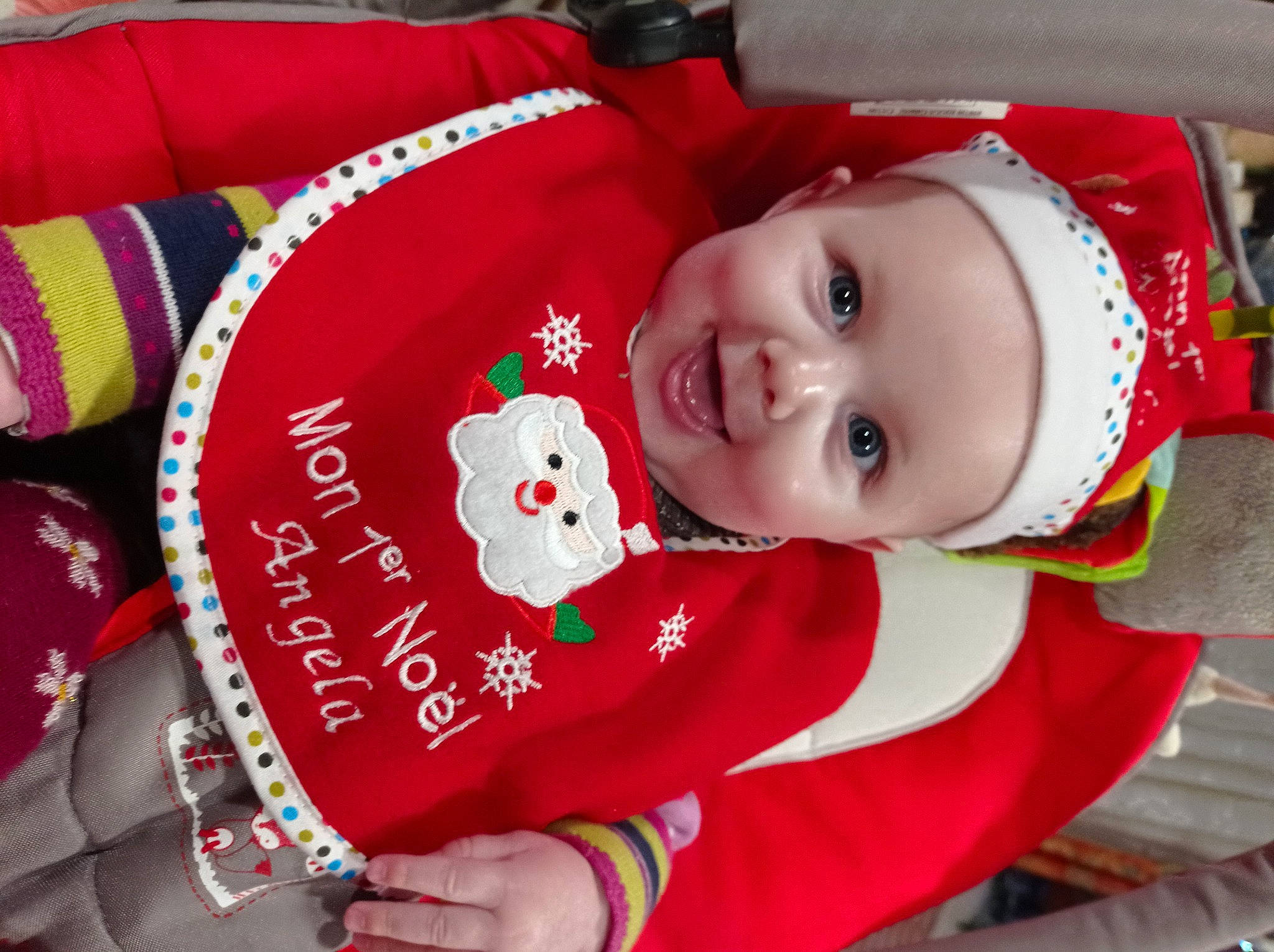 Angela participe au concours pour gagner de l'argent avec cette photo : baby, baby_toddler_clothing, beauty, carmine, child, christmas, christmas_eve, christmas_ornament, event, happy, headwear, holiday, mammal, outerwear, person, product, red, sleeve, smile, textile