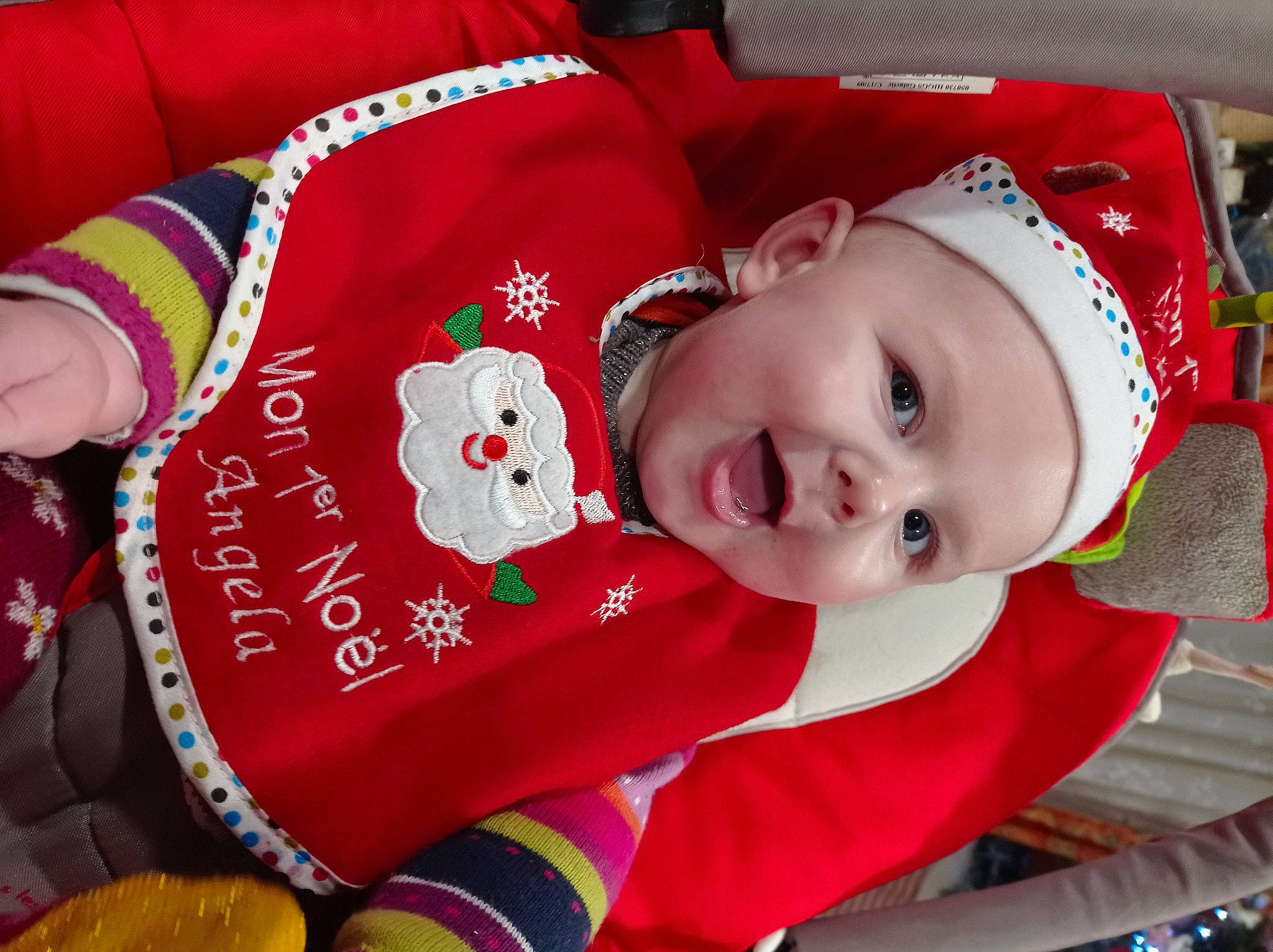 Angela a rejoint le concours — aidez-le/la à gagner de superbes lots ! baby, baby_toddler_clothing, carmine, child, christmas, christmas_eve, event, eye, face, fictional_character, happy, headwear, holiday, mammal, pattern, person, product, red, sleeve, smile
